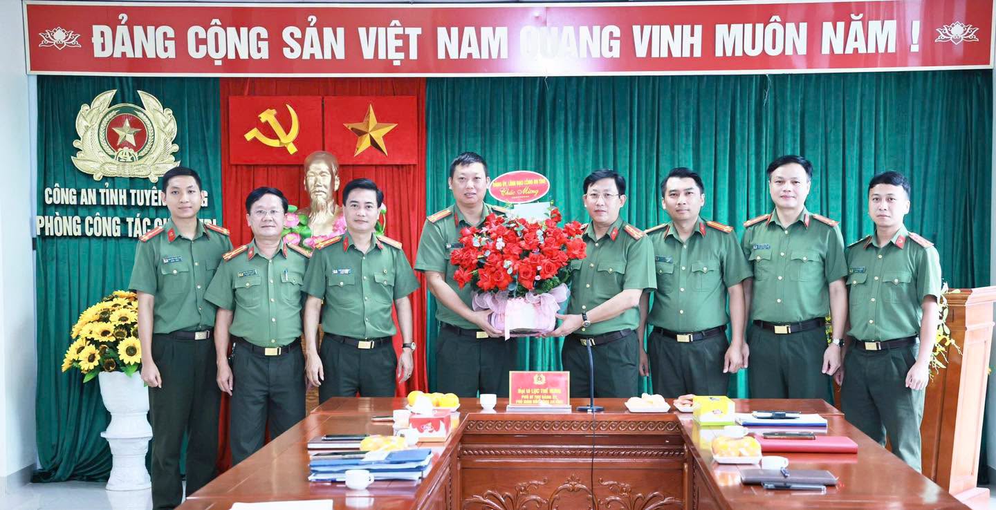 LÃNH ĐẠO CÔNG AN TỈNH CHÚC MỪNG CÁC ĐƠN VỊ BÁO CHÍ TRONG VÀ NGOÀI LỰC LƯỢNG NHÂN KỶ NIỆM 101 NĂM NGÀY BÁO CHÍ CÁCH MẠNG VIỆT NAM