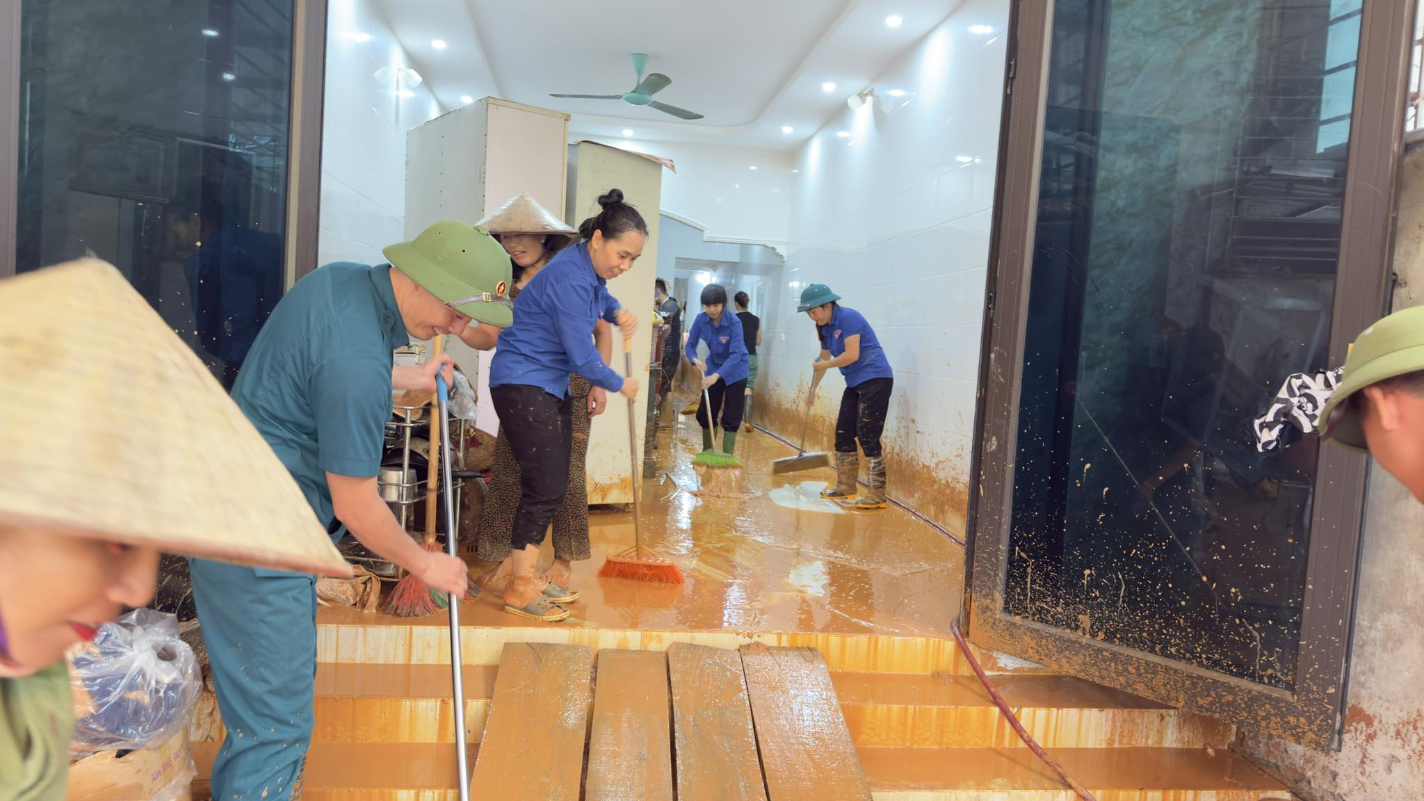 CÁC LỰC LƯỢNG BỘ ĐỘI, DÂN QUÂN HỖ TRỢ NHÂN DÂN KHẮC PHỤC ẢNH HƯỞNG DO MƯA LỚN TẠI PHƯỜNG AN TƯỜNG