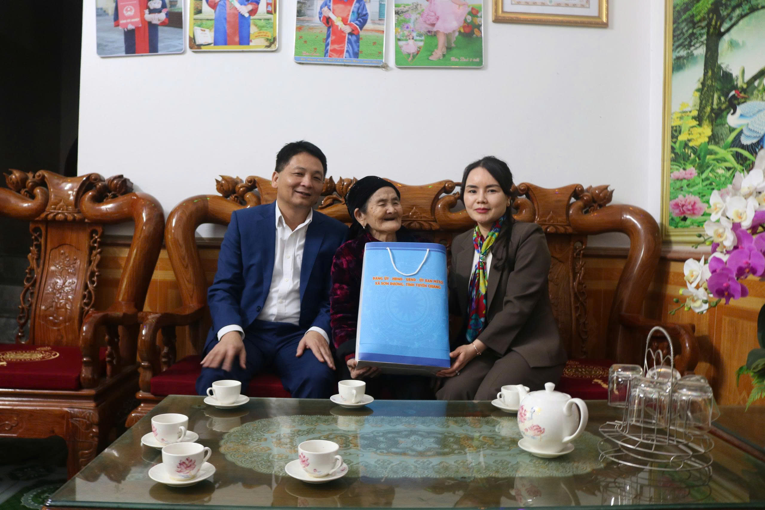 Lãnh đạo xã Sơn Dương tặng quà Tết Mẹ Việt Nam Anh hùng Tình Thị Lộc