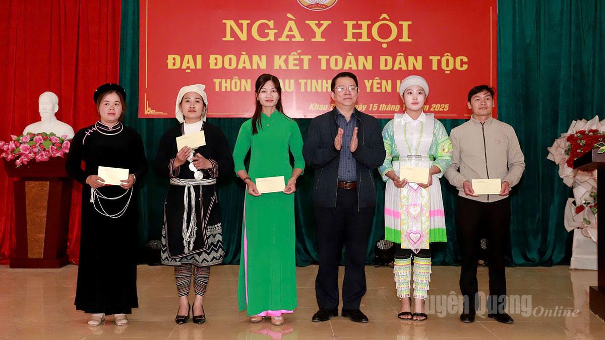 Các đồng chí lãnh đạo tỉnh dự Ngày hội Đại đoàn kết tại các địa phương