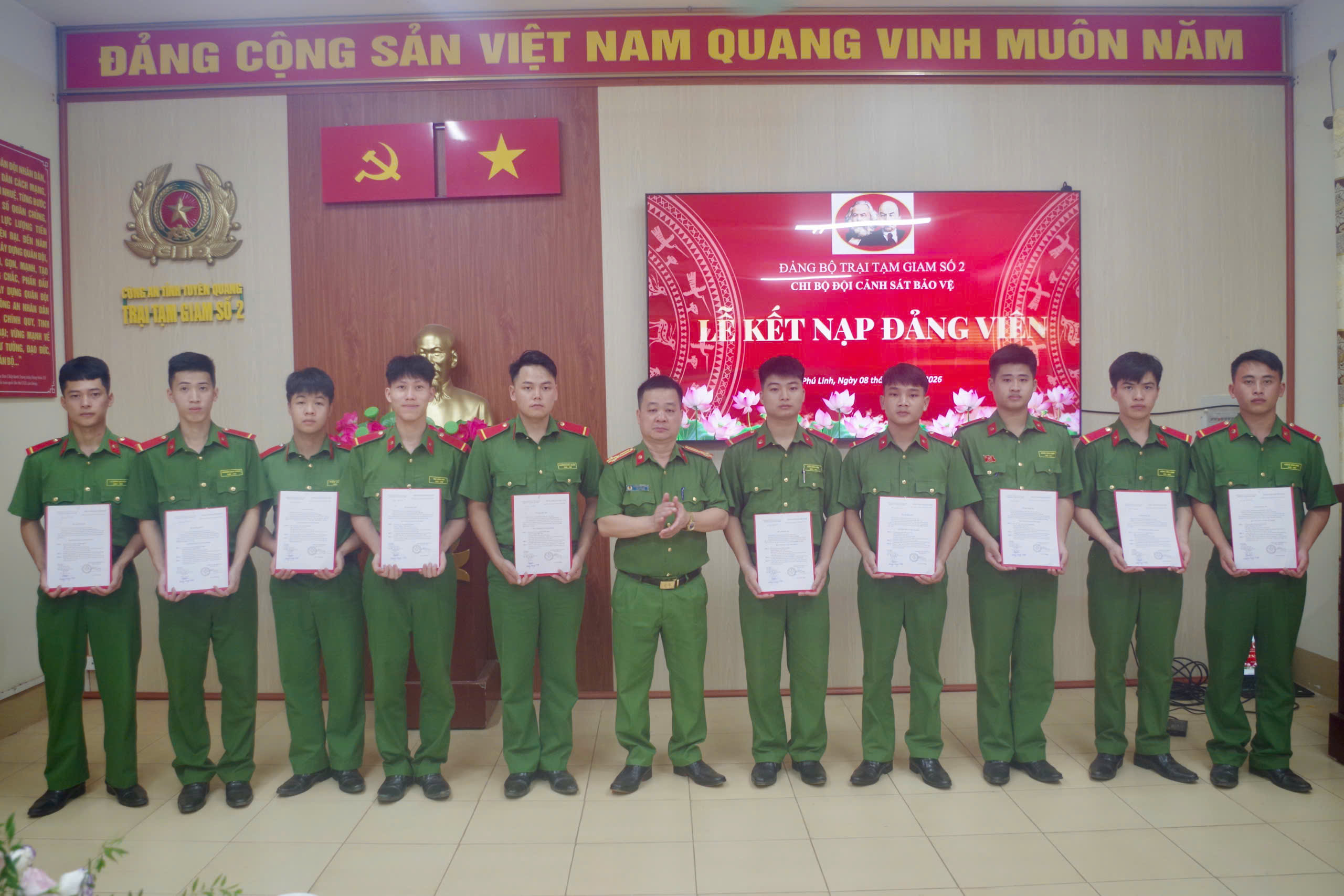 VINH DỰ ĐỨNG TRONG HÀNG NGŨ CỦA ĐẢNG - DẤU MỐC TRƯỞNG THÀNH CỦA 10 CHIẾN SĨ TRẺ