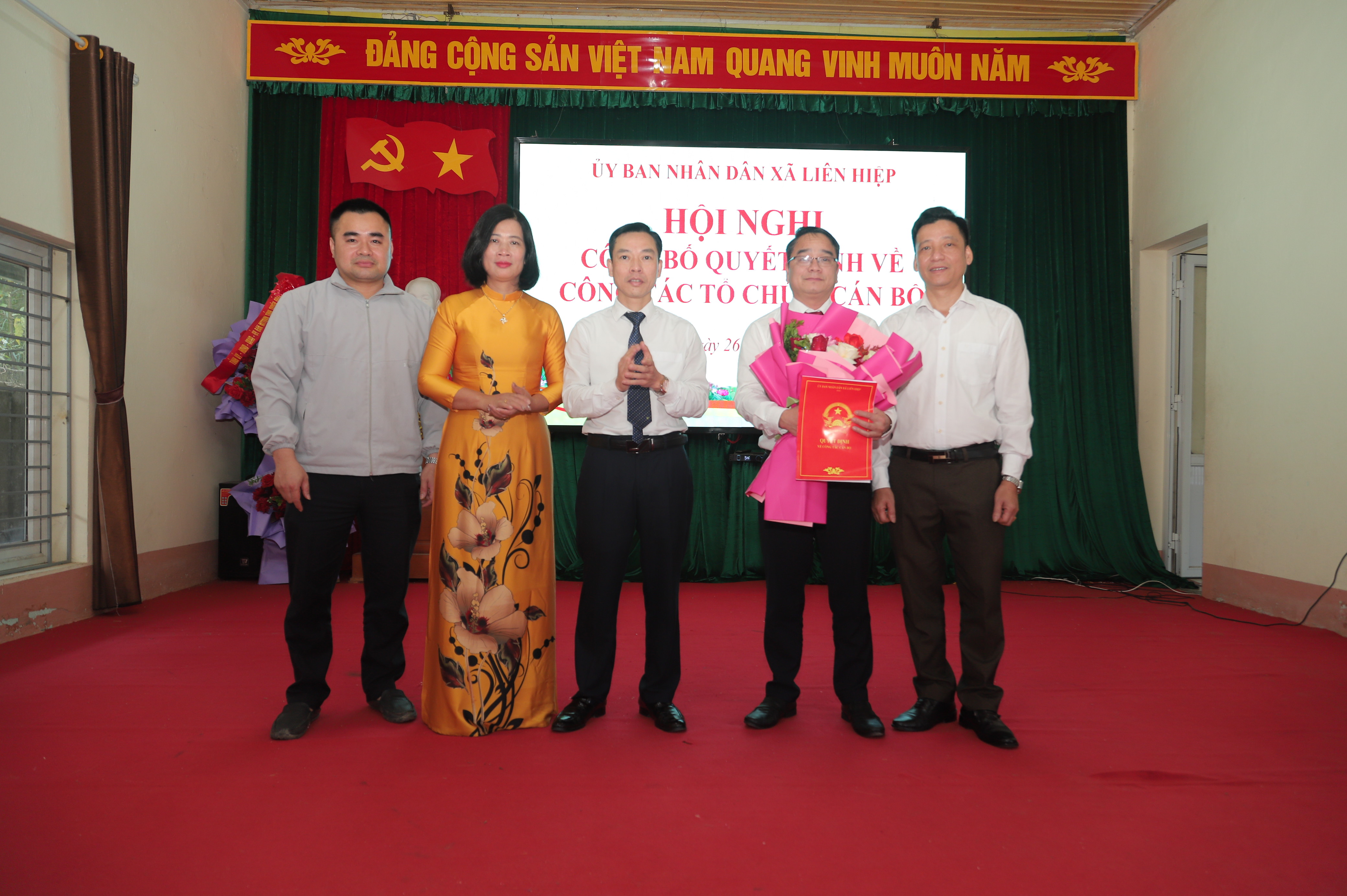 UBND xã Liên Hiệp công bố các quyết định về tổ chức và cán bộ