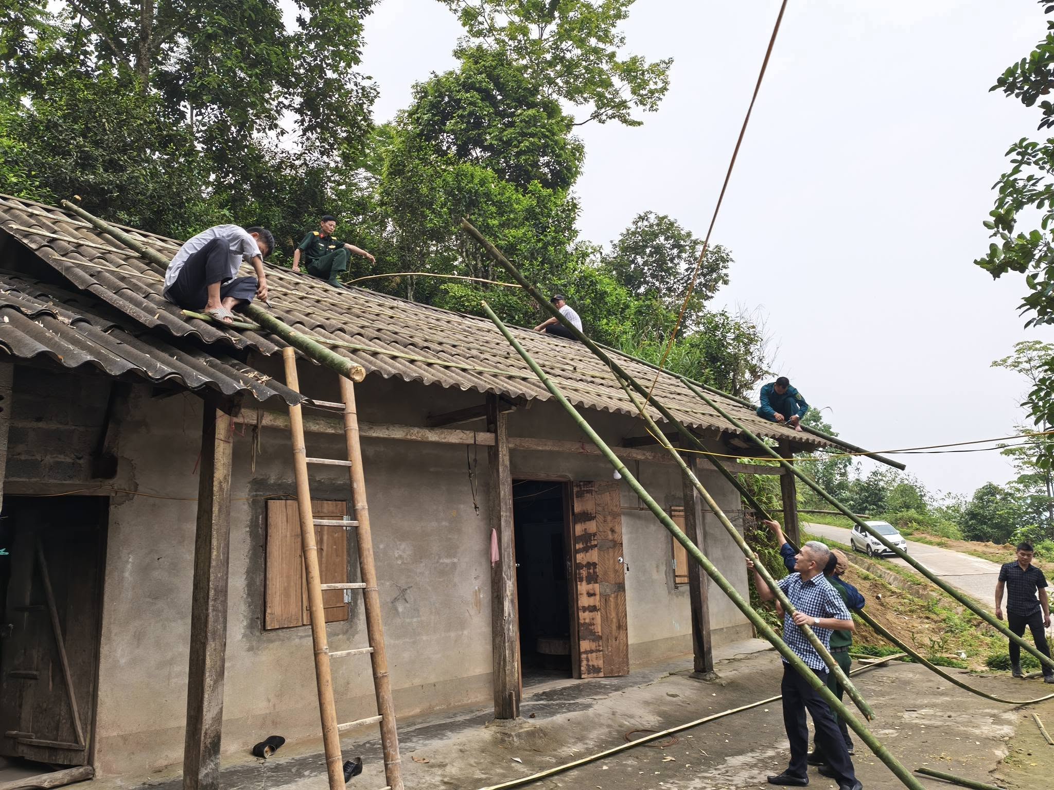 UBND xã Quản Bạ tổ chức Lễ phát động ra quân chằng néo mái nhà tại thôn Lùng Mười.