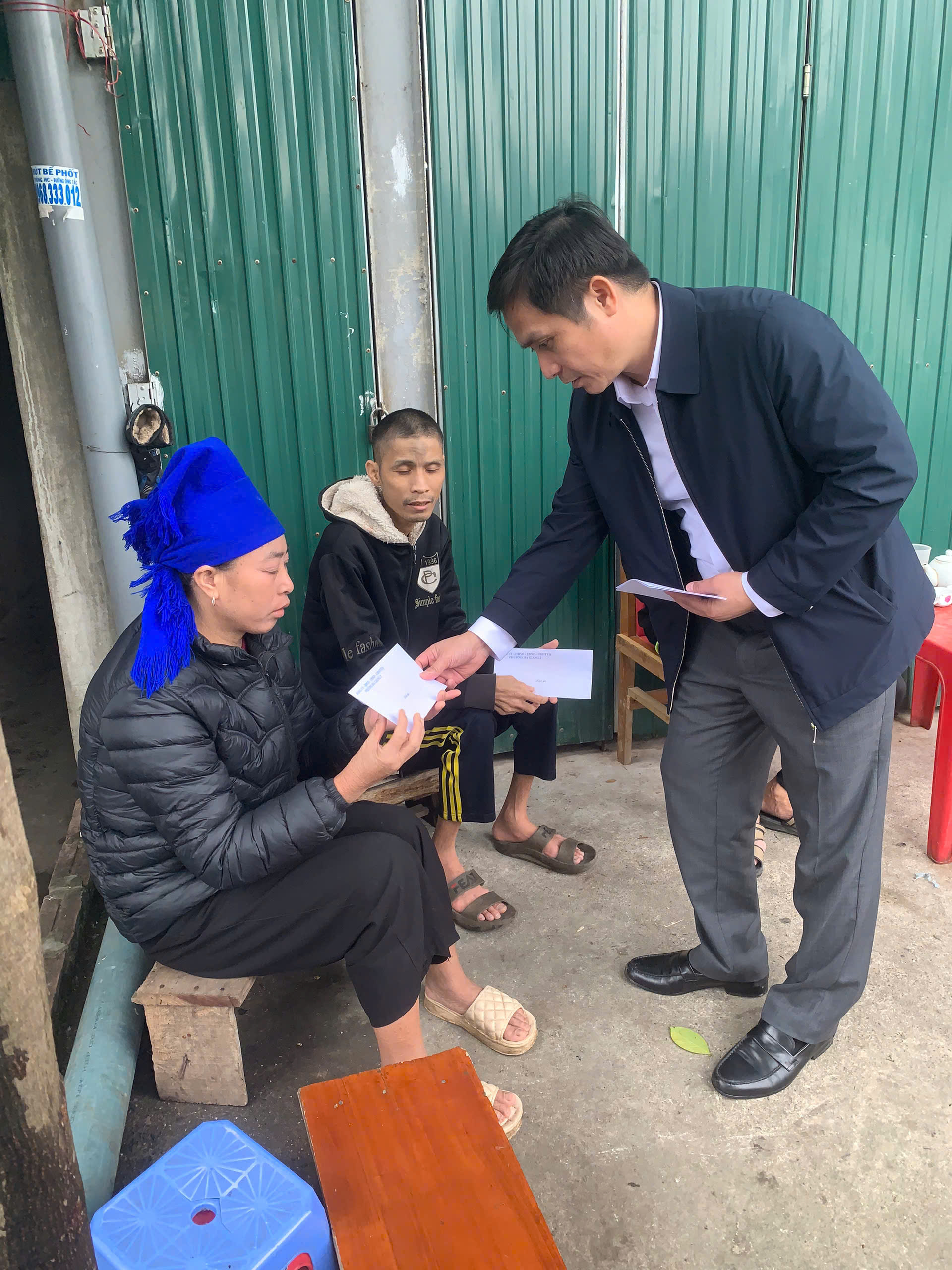 Chủ tịch UBND phường Hà Minh Mẫn thăm, động viên, chúc Tết các bệnh nhân chạy thận