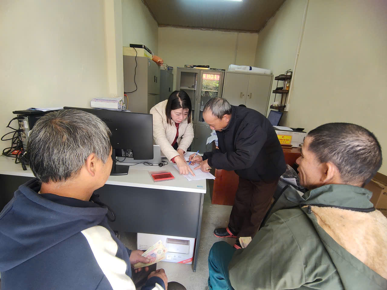 XÃ THÀNG TÍN TỔ CHỨC PHÁT QUÀ CỦA ĐẢNG, NHÀ NƯỚC NHÂN DỊP ĐẠI HỘI ĐẢNG TOÀN QUỐC LẦN THỨ XIV VÀ TẾT NGUYÊN ĐÁN BÍNH NGỌ NĂM 2026