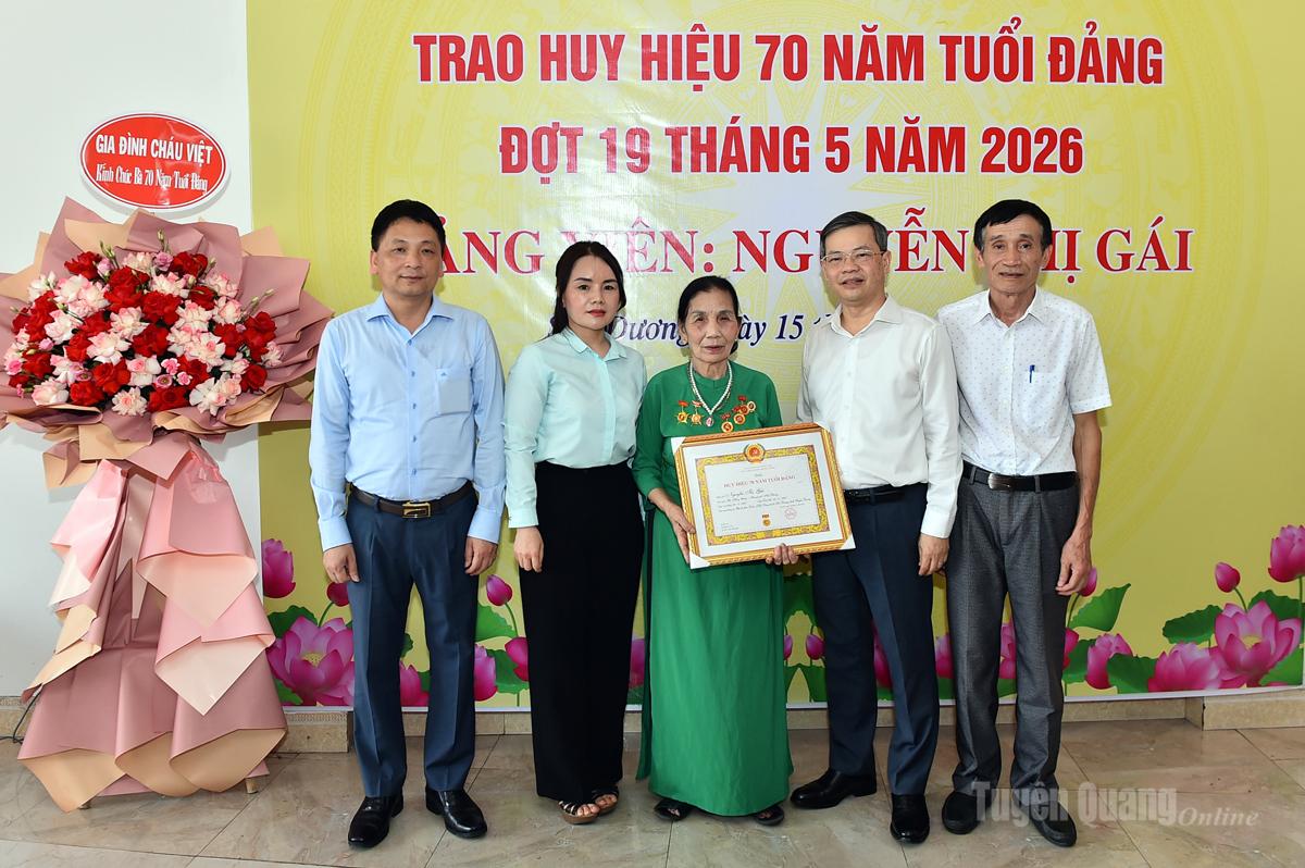 Chủ tịch HĐND tỉnh Nguyễn Văn Sơn trao Huy hiệu 70 năm tuổi Đảng cho đảng viên tại xã Sơn Dương
