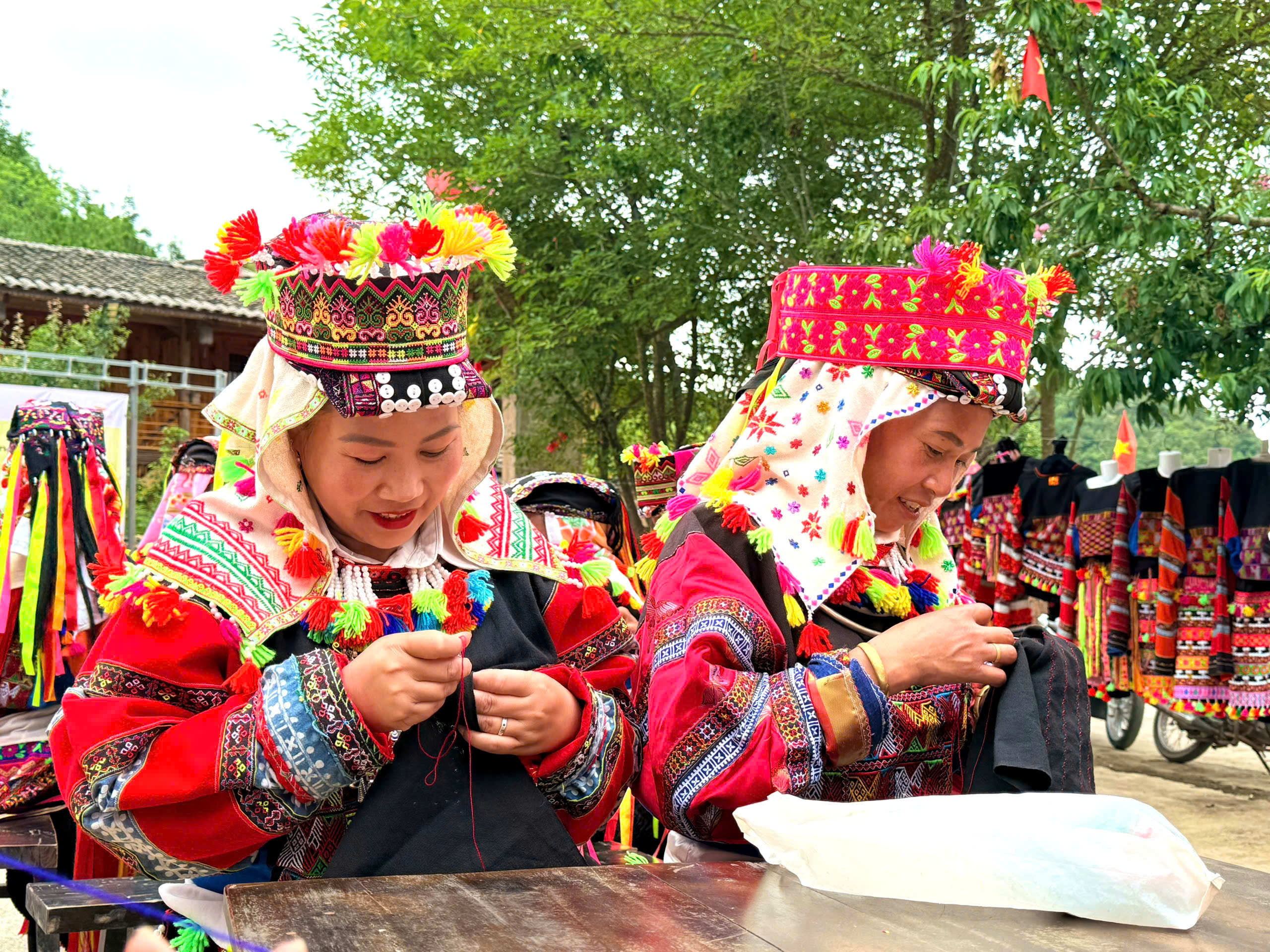 NGHỀ THÊU TRUYỀN THỐNG MỞ HƯỚNG PHÁT TRIỂN DU LỊCH CỘNG ĐỒNG