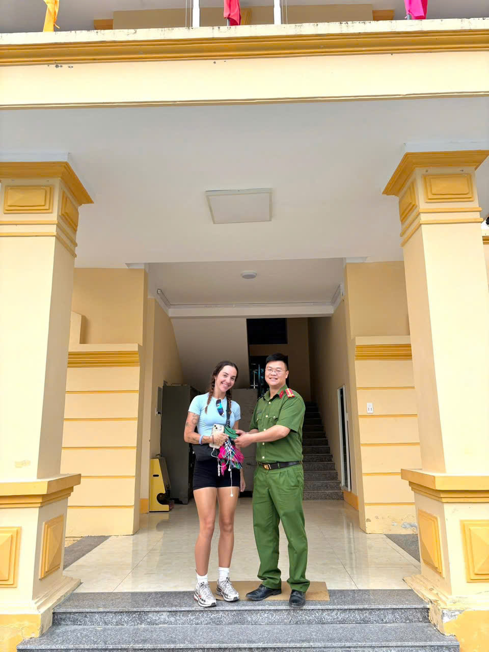 CÔNG AN XÃ YÊN MINH HỖ TRỢ TÌM LẠI TÀI SẢN VÀ GIẤY TỜ TUỲ THÂN CHO KHÁCH DU LỊCH NƯỚC NGOÀI