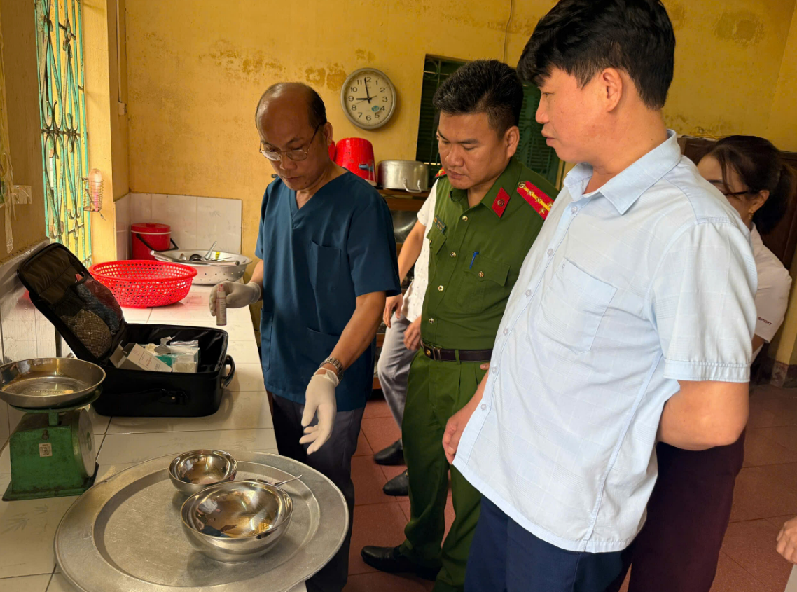 CÔNG AN XÃ TÂN AN PHỐI HỢP KIỂM TRA AN TOÀN THỰC PHẨM TẠI CÁC CƠ SỞ GIÁO DỤC