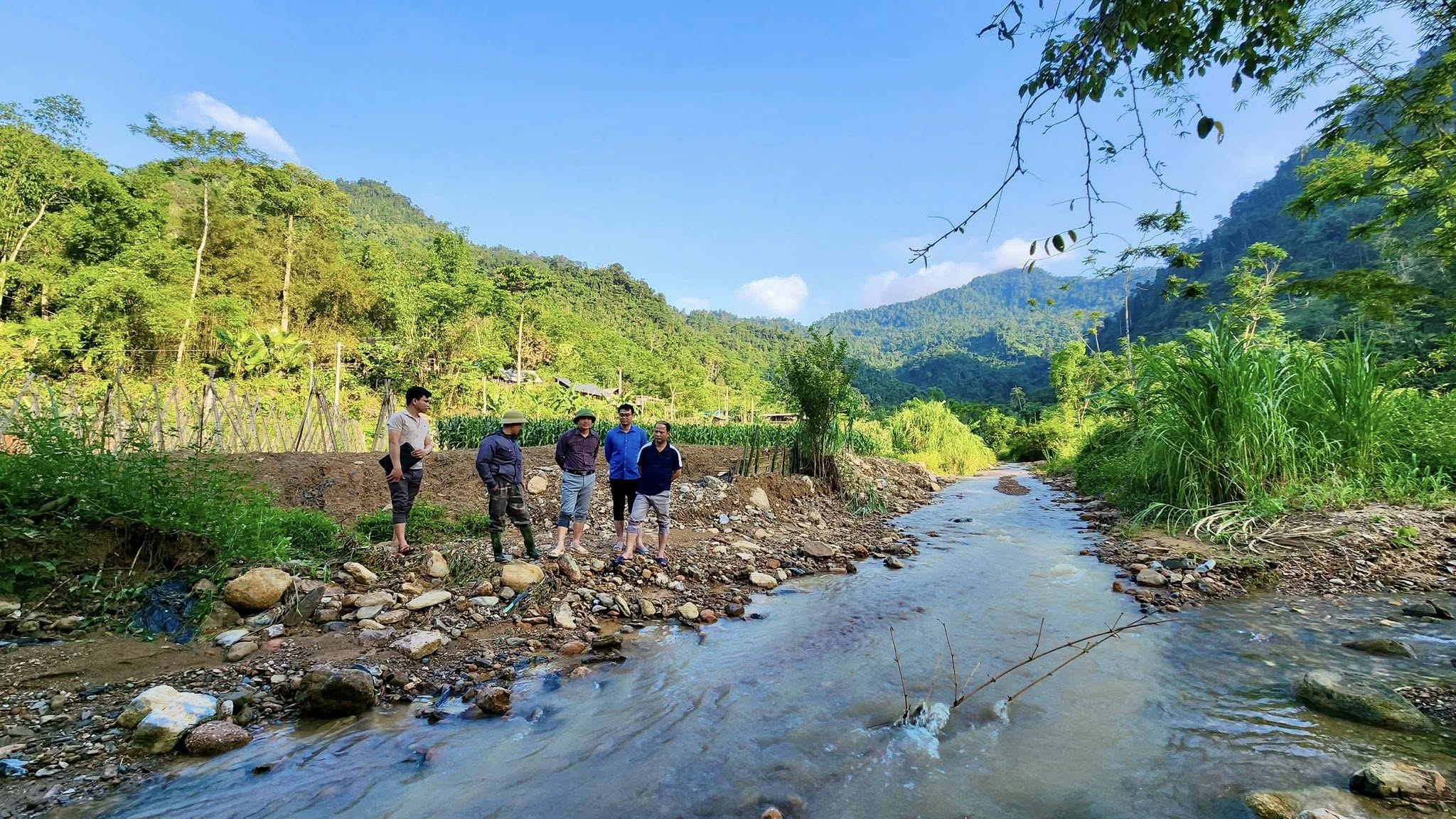 Lãnh đạo xã Kiên Đài kiểm tra, chỉ đạo khắc phục công trình thuỷ lợi bị hư hỏng do mưa lớn