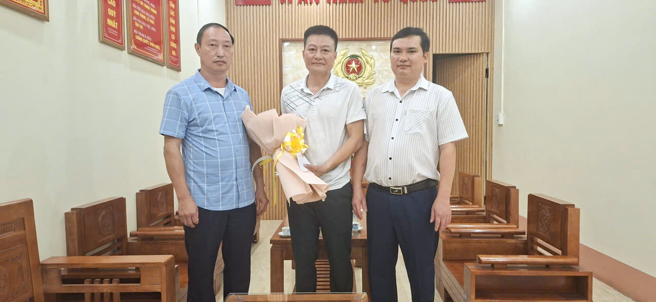 Thường trực Đảng ủy, HĐND, UBND xã tặng hoa chúc mừng Công an xã nhân dịp 19/8
