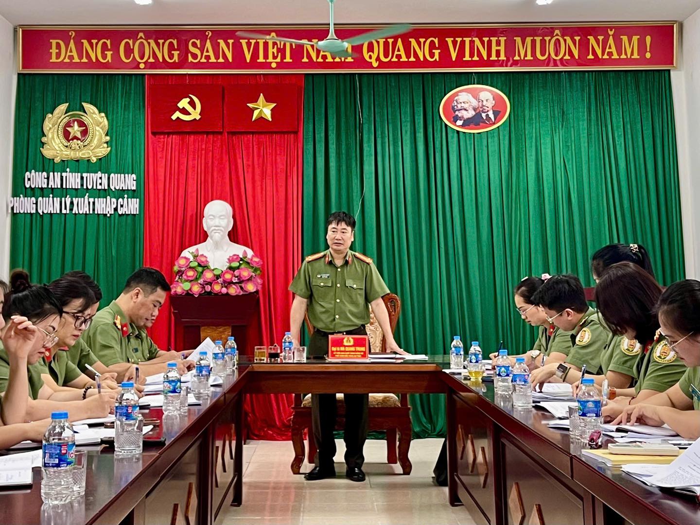 LÃNH ĐẠO CÔNG AN TỈNH LÀM VIỆC VỚI PHÒNG QUẢN LÝ XUẤT NHẬP CẢNH