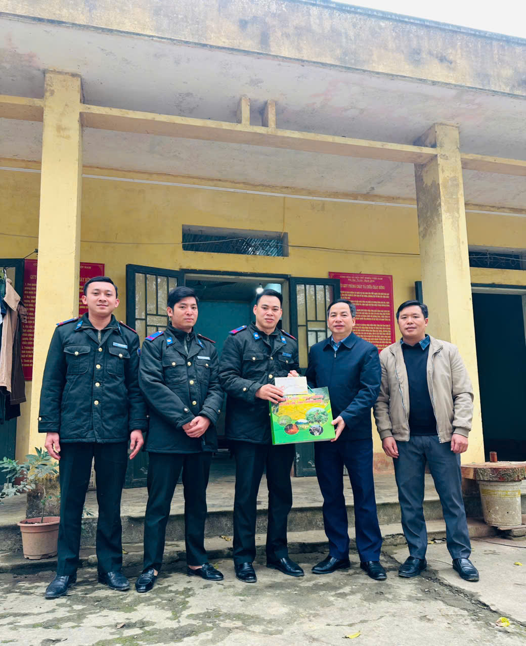 Lãnh đạo Đảng ủy xã, HĐND, UBND, UBMTQ và các tổ chức chính trị xã hội xã, thăm tặng quà Chúc Tết các Trạm , chốt.