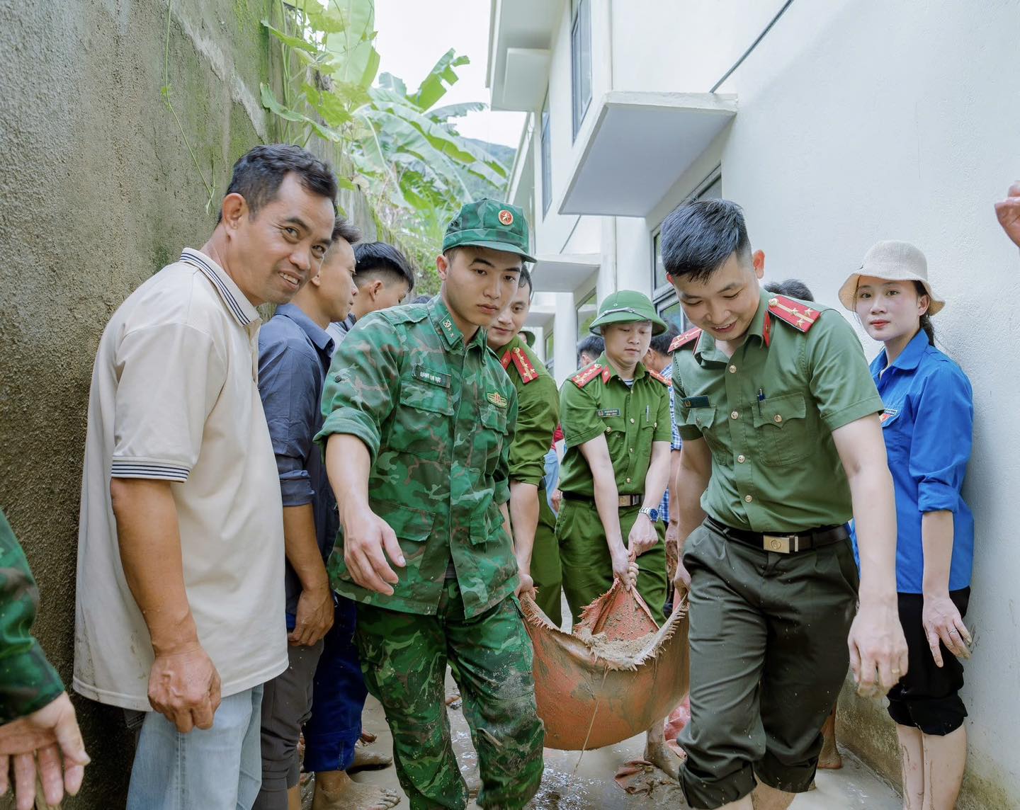 LỰC LƯỢNG CÔNG AN KỊP THỜI HỖ TRỢ TRƯỜNG HỌC BỊ SẠT LỞ DO THIÊN TAI
