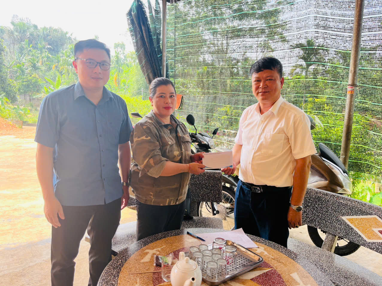 Bt Hiếu tặng qu&agrave;3.jpg