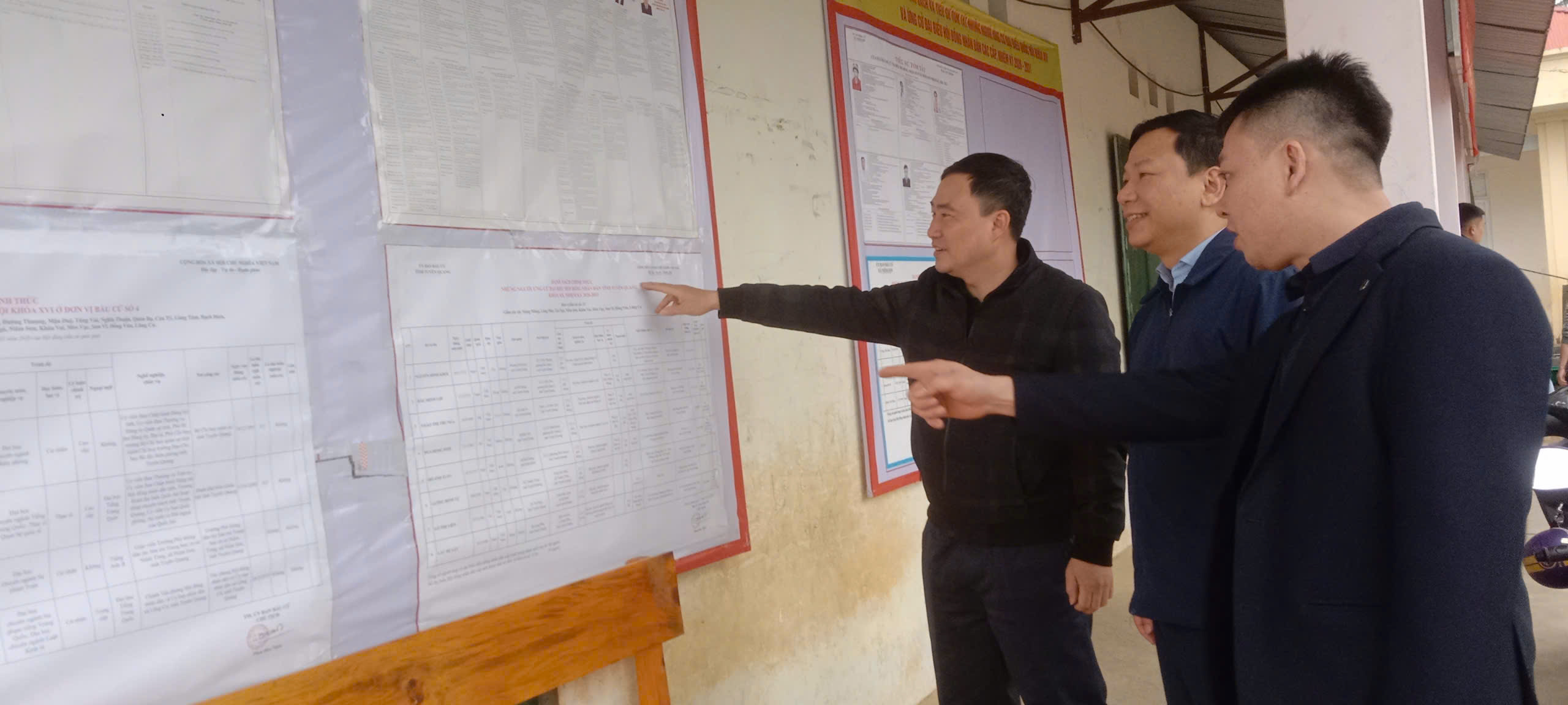 Đồng chí Lương Vũ Khoa Chủ tịch UBND xã Niêm Sơn cùng đoàn kiểm tra công tác chuẩn bị bầu cử tại các khu vực bỏ phiếu