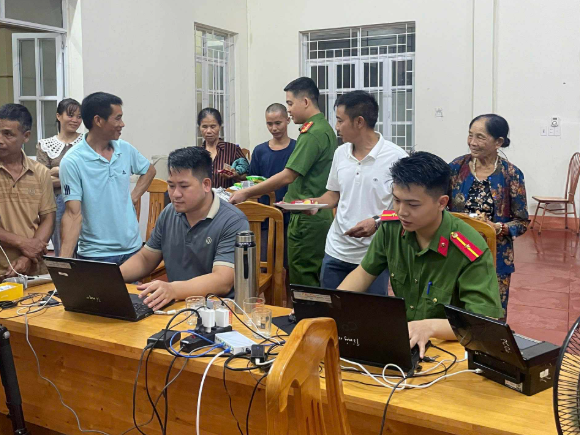 CÔNG AN XÃ XUÂN VÂN VƯỢT NẮNG, THẮNG MƯA, LÀM NGOÀI GIỜ ĐỂ CẤP ĐỊNH DANH ĐIỆN TỬ CHO NGƯỜI DÂN