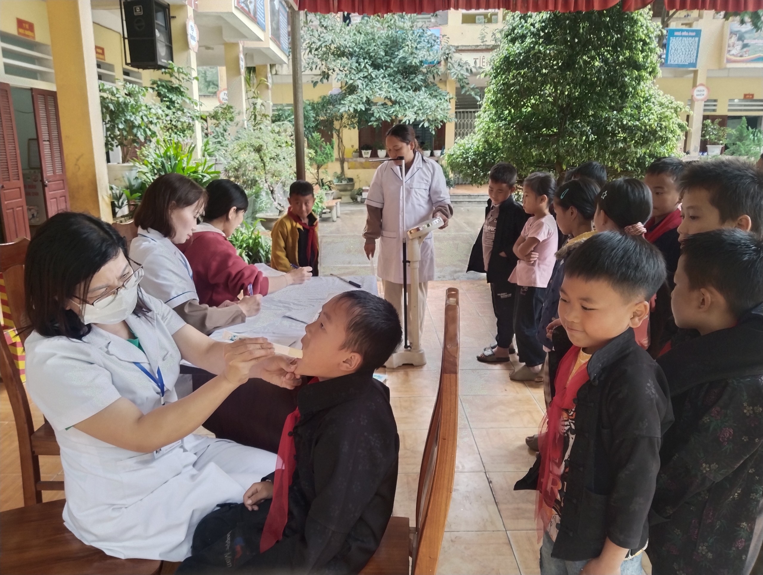 XÃ SÀ PHÌN TỔ CHỨC KHÁM SỨC KHỎE ĐỊNH KỲ CHO HỌC SINH TRÊN ĐỊA BÀN XÃ