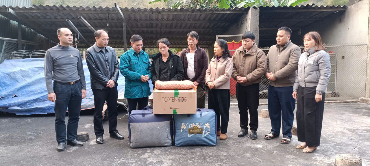 Động viên và trao quà hỗ trợ cho hộ gia đình bị thiệt hại do hỏa hoạn tại xã Cán Tỷ