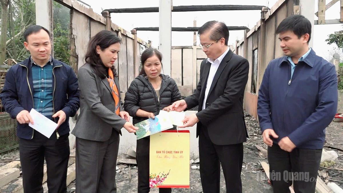 Trưởng Ban Tổ chức Tỉnh ủy Trần Quang Minh chúc thọ cụ Nguyễn Thị Ọm, 100 tuổi và thăm hỏi gia đình bị hỏa hoạn tại xã Bắc Quang