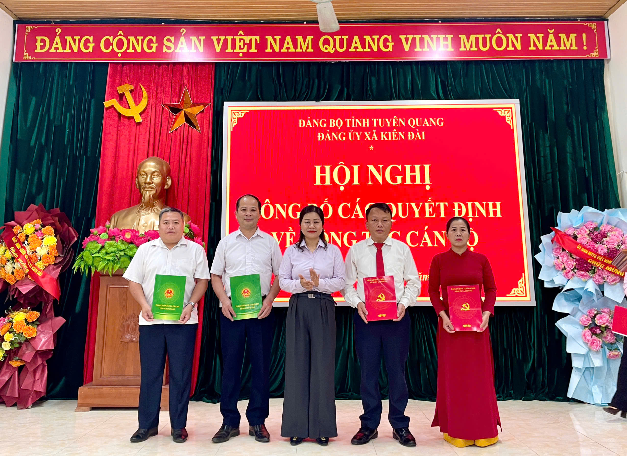 Hội nghị công bố các quyết định về công tác cán bộ tại xã Kiên Đài