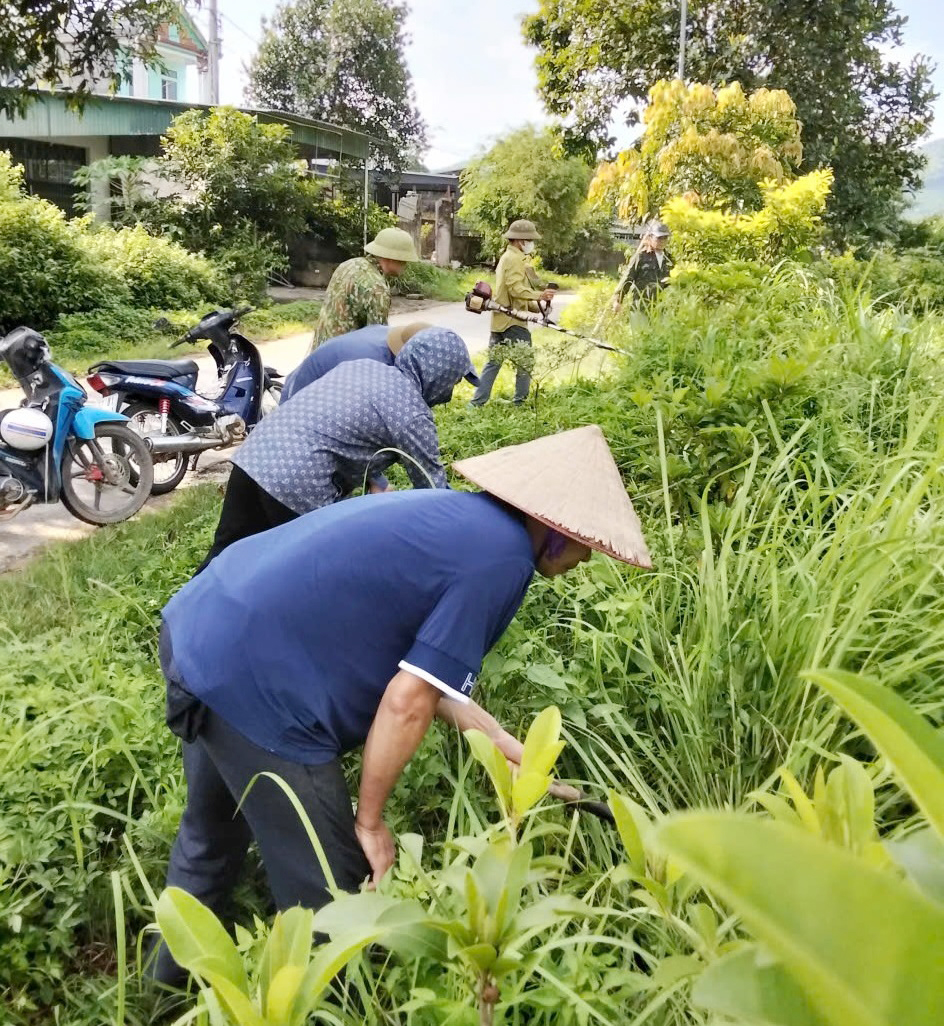 Thôn Đồng Min ra quân tổng vệ sinh đường làng, ngõ xóm chào mừng kỷ niệm 79 năm Ngày Thương binh - Liệt sĩ và thực hiện Đề án 02