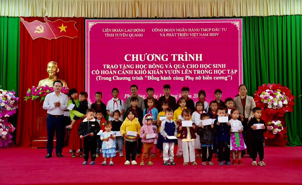 TRAO HỌC BỔNG, QUÀ CHO HỌC SINH CÓ HOÀN CẢNH KHÓ KHĂN TẠI XÃ PHỐ BẢNG