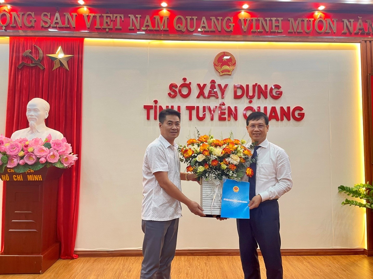 Đồng chí Lê Thanh Sơn, Bí thư Đảng uỷ, Giám đốc Sở trao Quyết định nghỉ hưu và hoa chúc mừng cho đồng chí Trần Văn Sang, Phó Giám đốc Sở