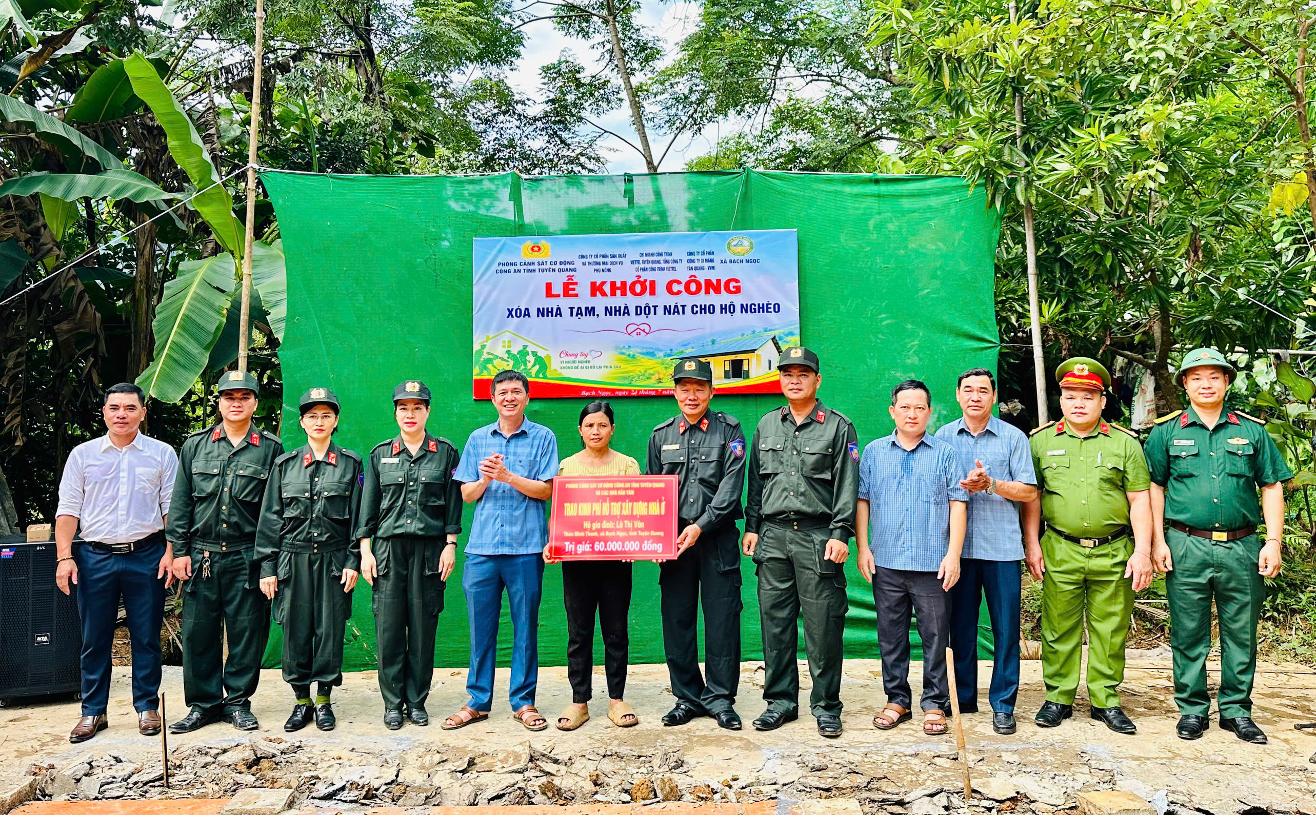 Lễ khởi công xóa nhà tạm, nhà dột nát cho hộ nghèo trên địa bàn xã Bạch Ngọc