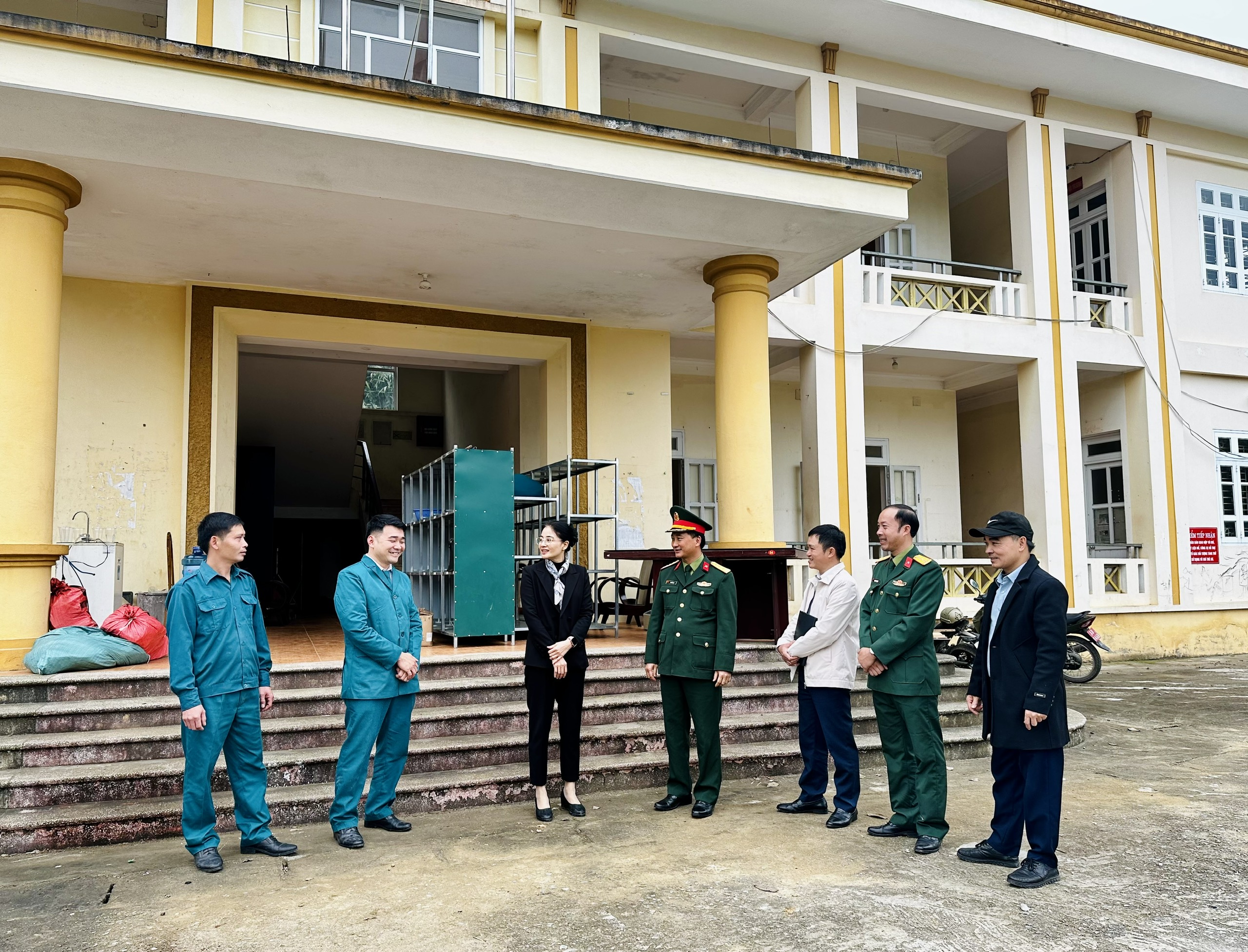 Đồng chí Bí thư Đảng ủy xã kiểm tra việc sắp xếp trụ sở làm việc của Ban Chỉ huy Quân sự xã Minh Thanh