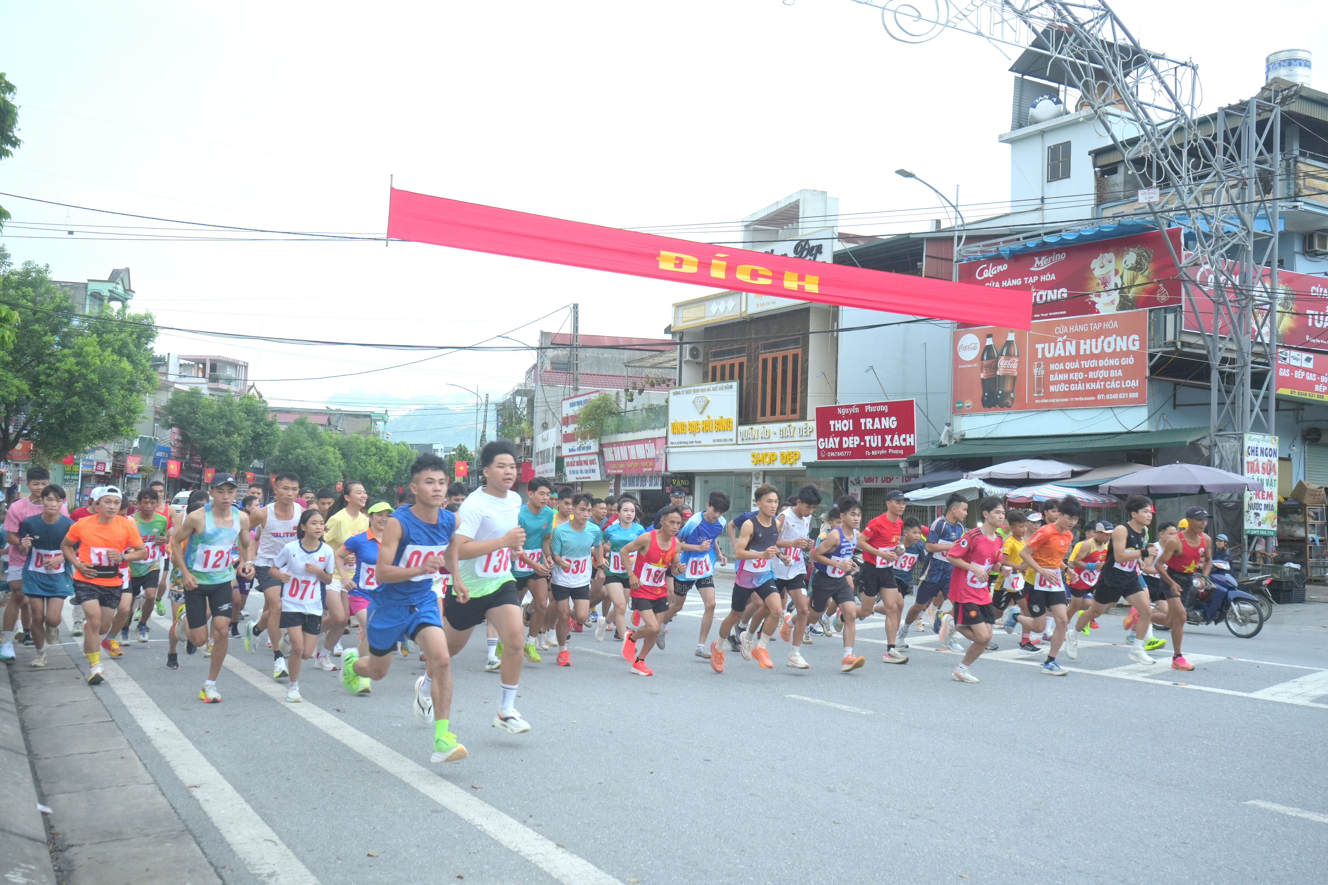 Xã Nà Hang tổ chức Giải Marathon mở rộng và phát động chương trình đi bộ “Cùng Việt Nam tiến bước” năm 2026