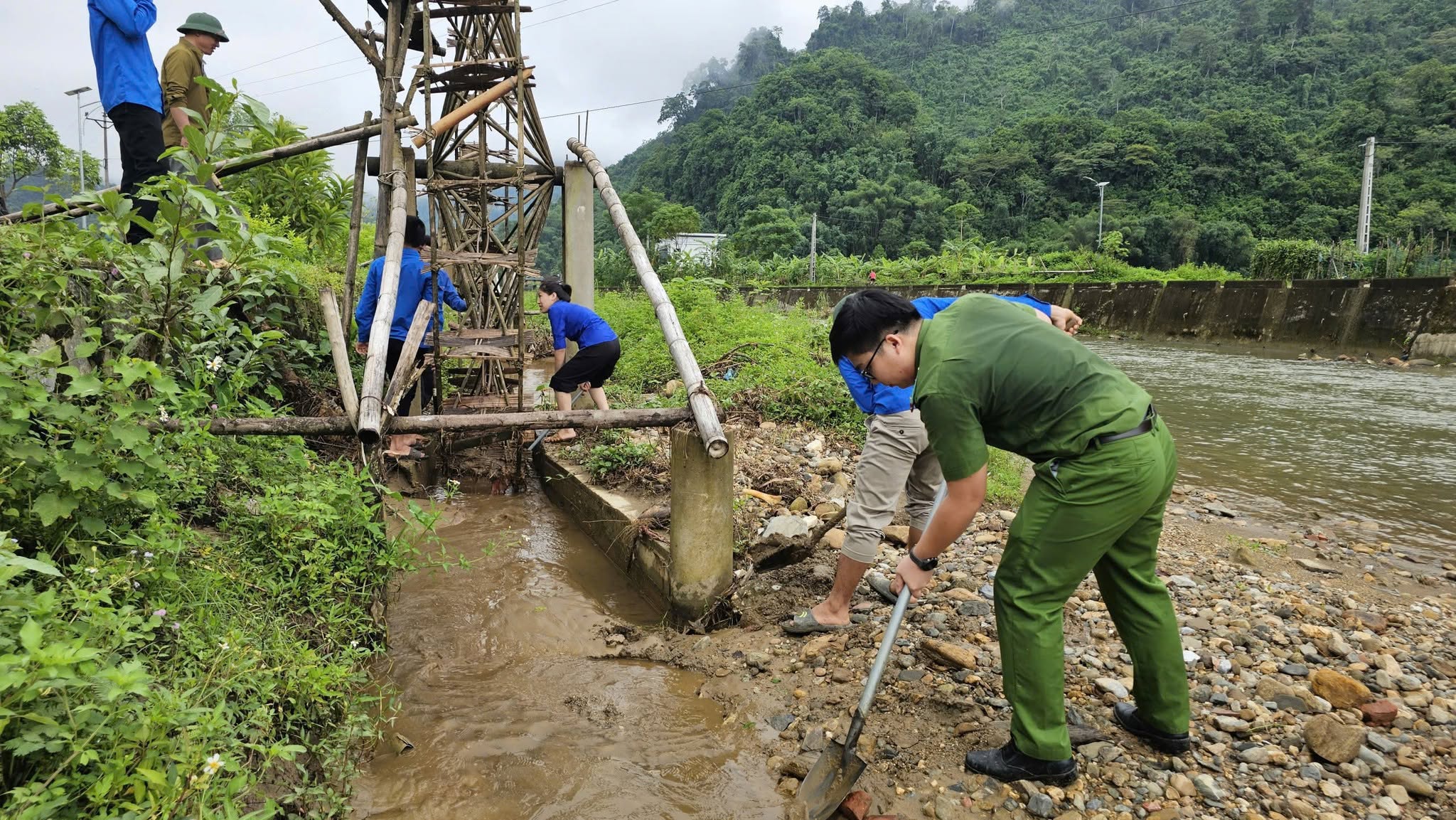 CHI ĐOÀN CÔNG AN XÃ CÔN LÔN HƯỞNG ỨNG "NGÀY CHỦ NHẬT XANH" LẦN THỨ III NĂM 2026