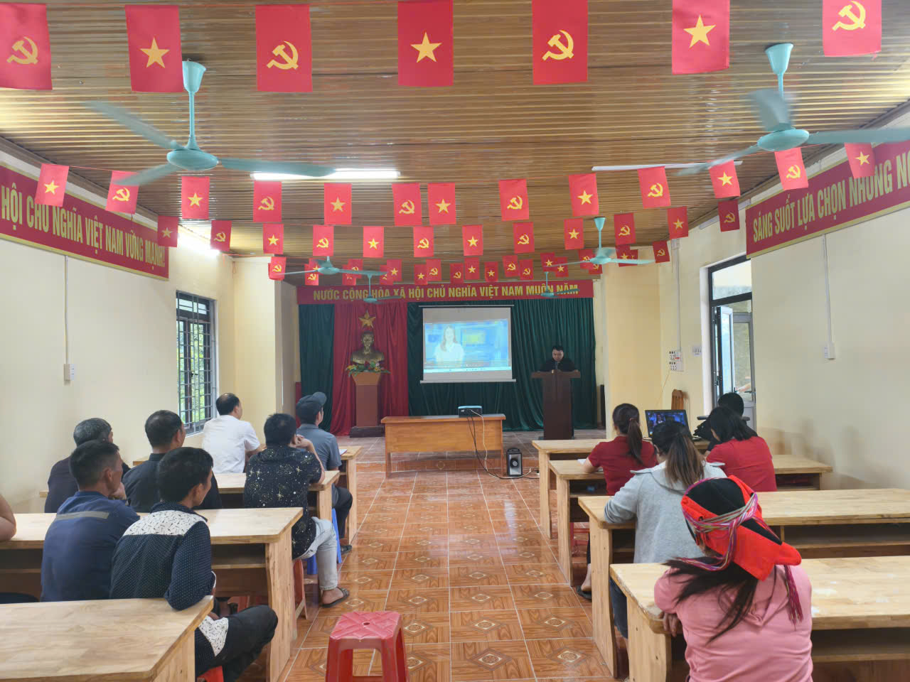 UBND xã Cán Tỷ phối hợp tổ chức hội nghị tuyên truyền, hướng dẫn kỹ thuật trồng, chăm sóc, phòng chống rụng quả cho cây hồng không hạt