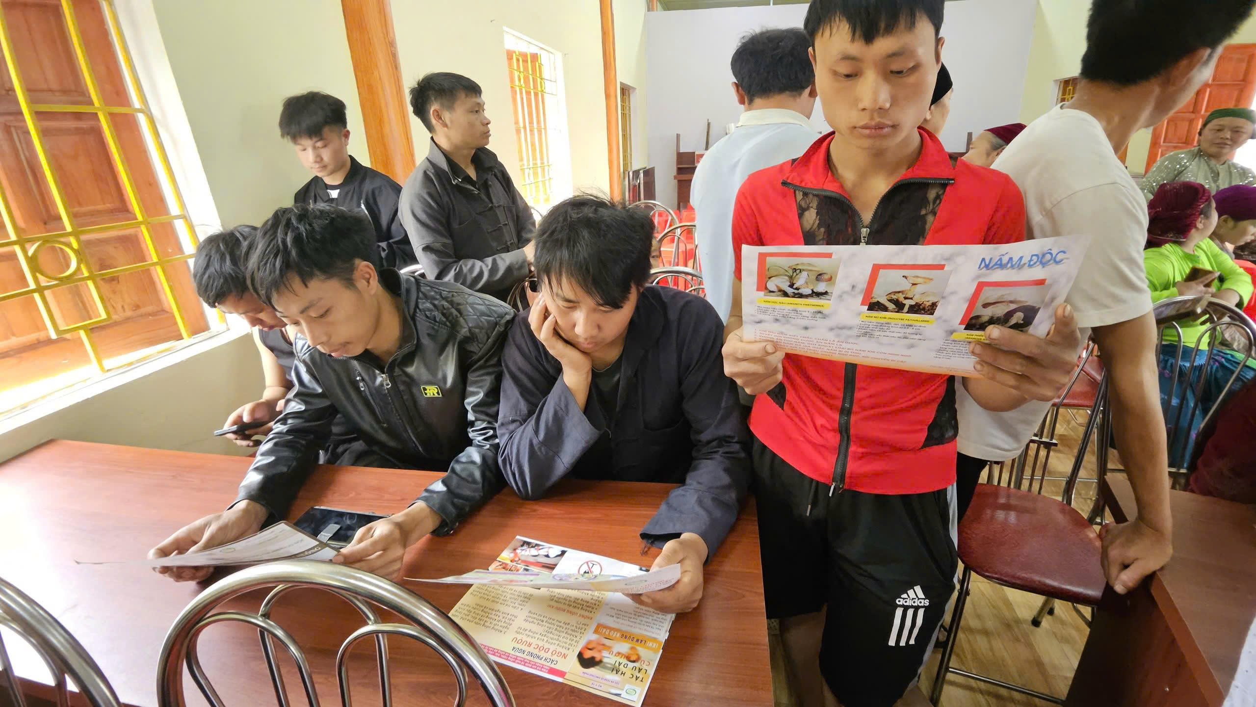 ĐỒNG VĂN TỔ CHỨC HỘI NGHỊ TƯ VẤN , GIỚI THIỆU VIỆC LÀM, TUYÊN TRUYỀN PHÒNG CHỐNG DỊCH BỆNH VÀ HƯỚNG DẪN NGƯỜI DÂN GỬI HỒ SƠ TRỰC TUYẾN