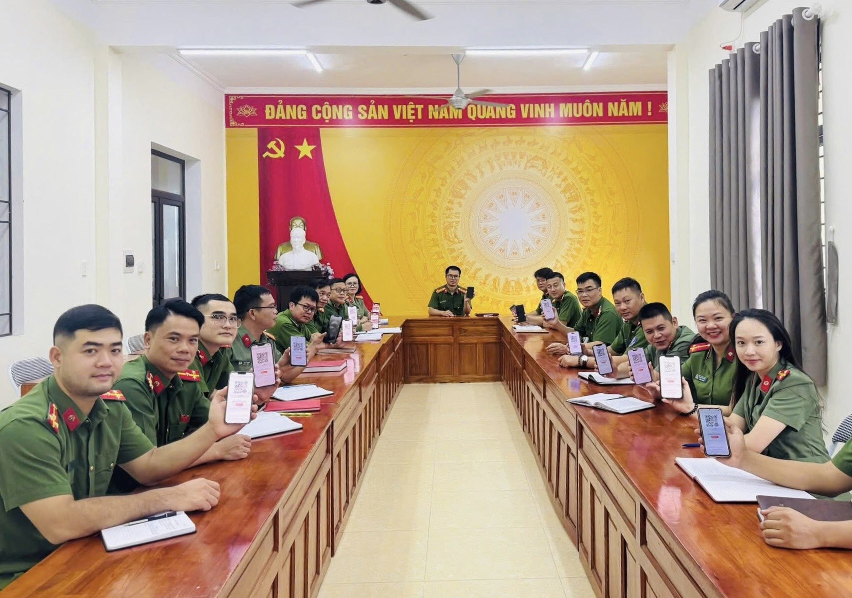 CÔNG AN XÃ HÒA AN HƯỞNG ỨNG CHƯƠNG TRÌNH "CHUNG TAY HỖ TRỢ KHẨN CẤP ĐỒNG BÀO BỊ ẢNH HƯỞNG BỞI LŨ LỤT" TRÊN NỀN TẢNG VNEID NĂM 2025