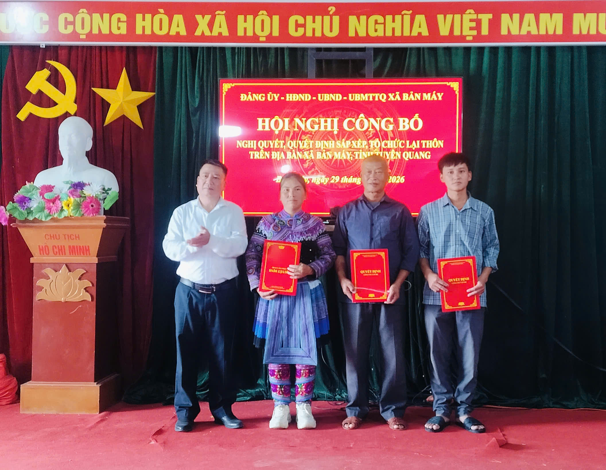 BAN THƯỜNG TRỰC ỦY BAN MTTQ VIỆT NAM XÃ BẢN MÁY ĐẨY MẠNH TUYÊN TRUYỀN  HỘI NGHỊ CÔNG BỐ NGHỊ QUYẾT, QUYẾT ĐỊNH VỀ SẮP XẾP THÔN.
