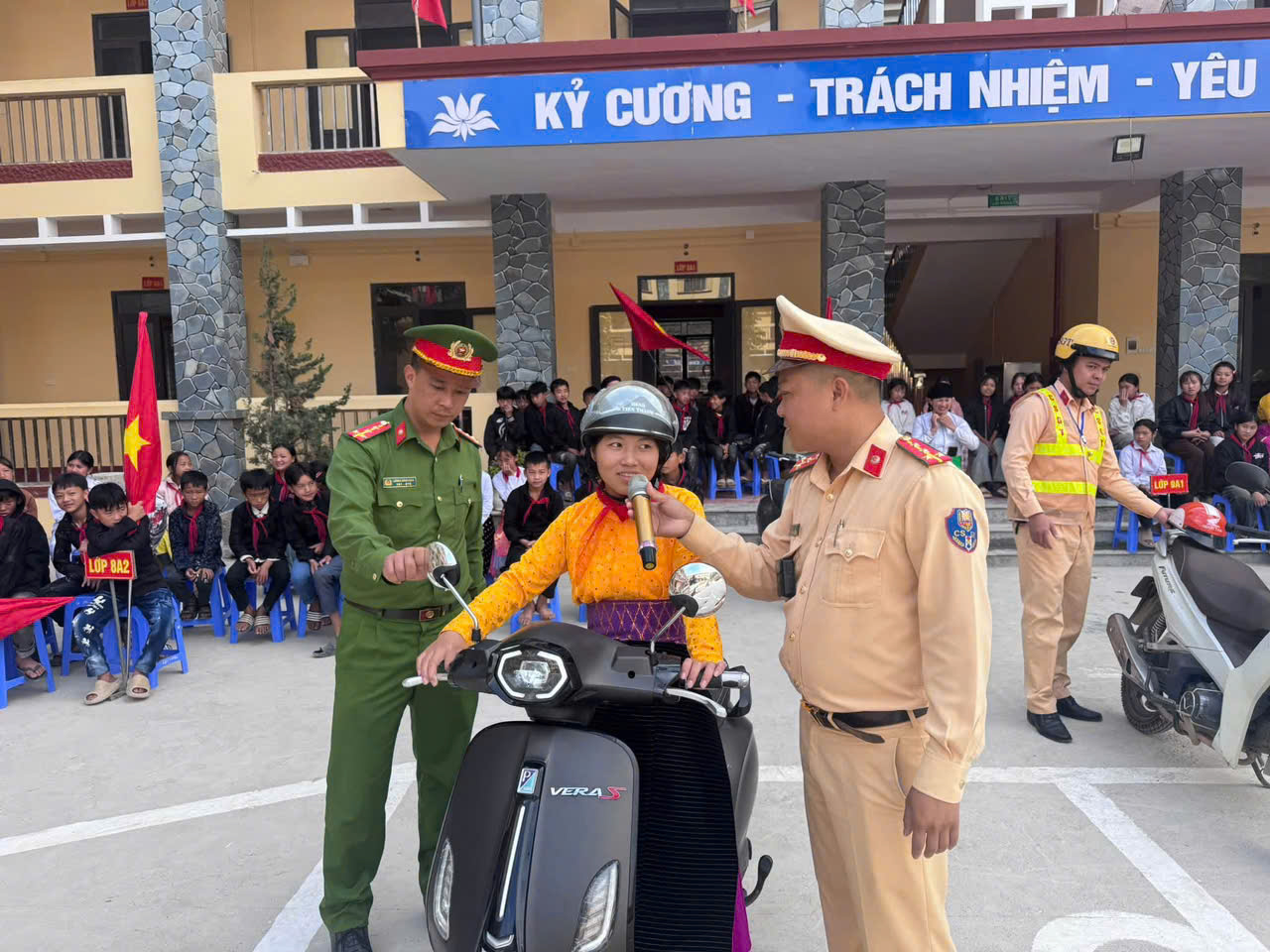 CÔNG AN XÃ LŨNG CÚ PHỐI HỢP TUYÊN TRUYỀN, HƯỚNG DẪN KỸ NĂNG LÁI XE AN TOÀN
