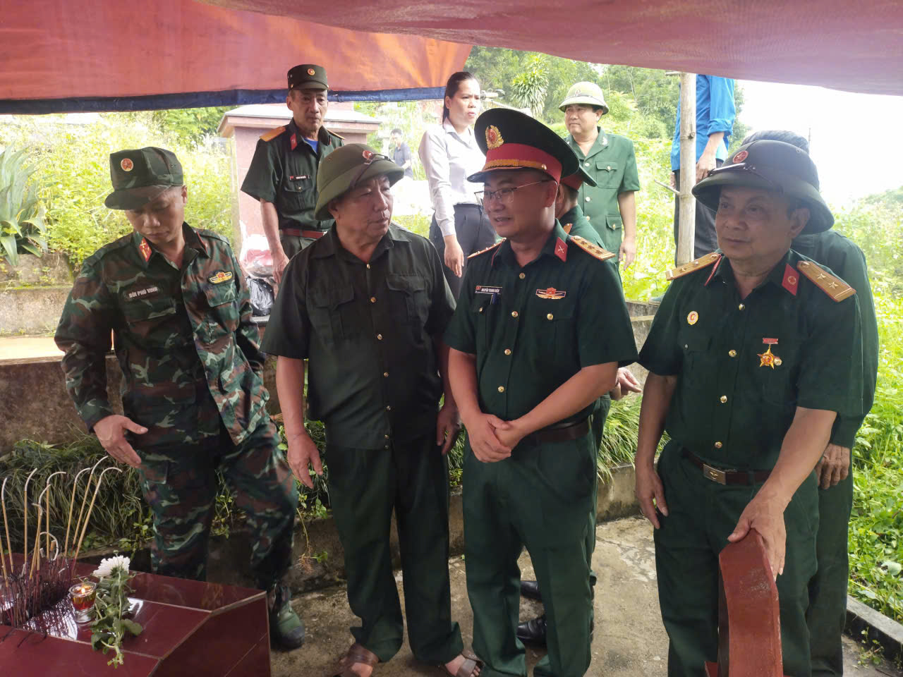BCĐ khảo s&aacute;t 4 ng&ocirc;i mộ v&ocirc; danh s&aacute;ng 26 6 th 8 tỉnh.jpg