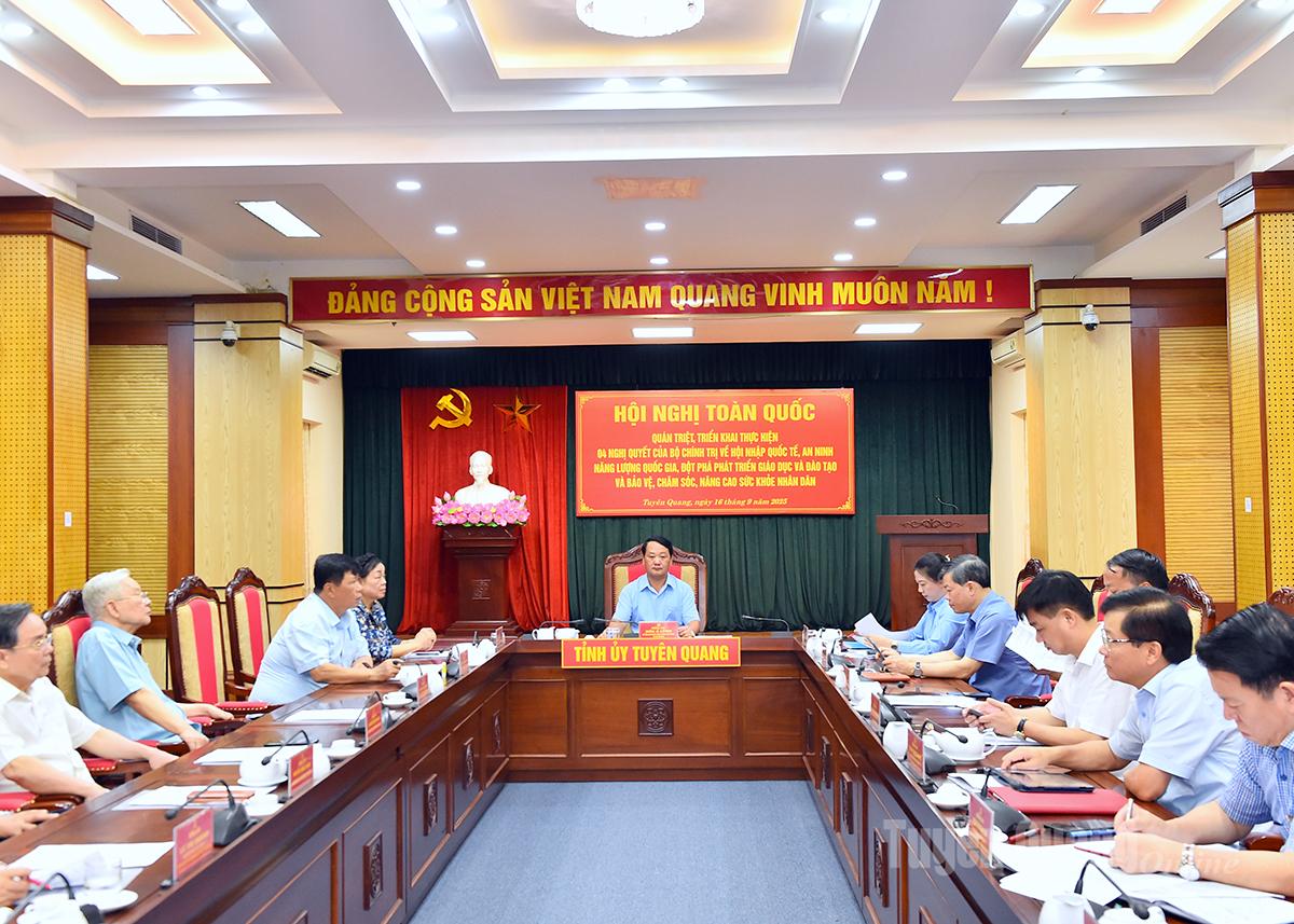 Đưa nhanh các nghị quyết của Bộ Chính trị vào cuộc sống, tạo chuyển biến rõ rệt trong từng lĩnh vực