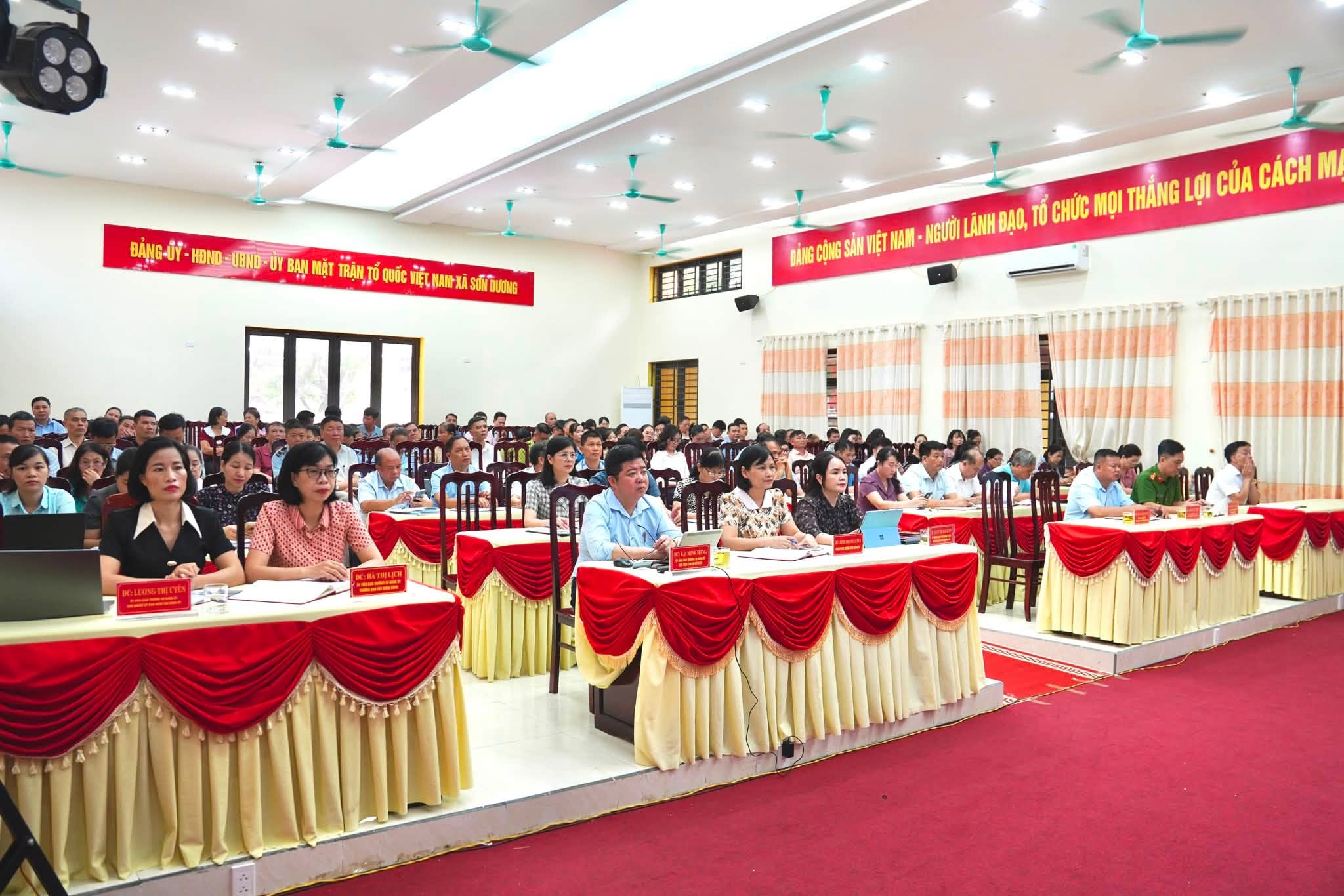 Đổi mới mạnh mẽ phương thức học tập, quán triệt Nghị quyết theo hướng thiết thực, hiệu quả