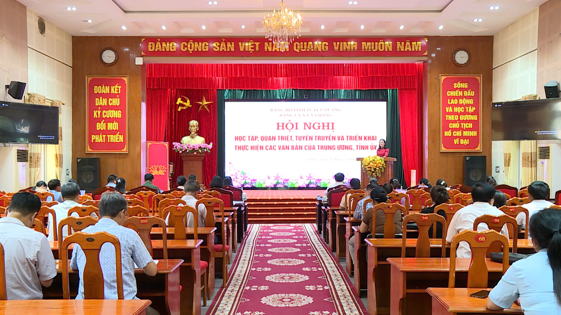 Hội nghị quán triệt, triển khai thực hiện các văn bản của Trung ương, Tỉnh ủy tại xã Nà Hang