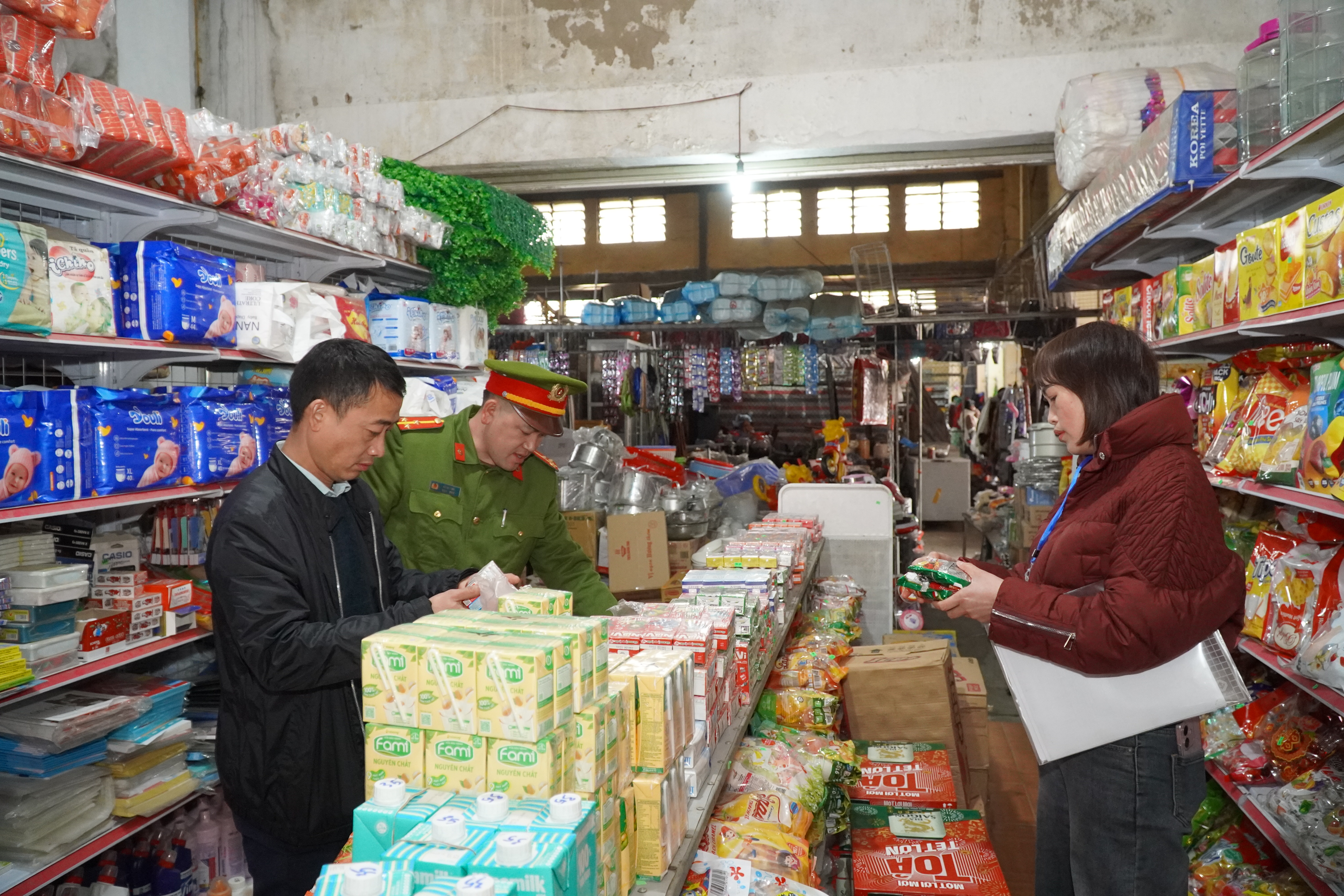 Đoàn kiểm tra liên ngành kiểm tra công tác bảo đảm an toàn thực phẩm trên địa bàn xã Mèo Vạc