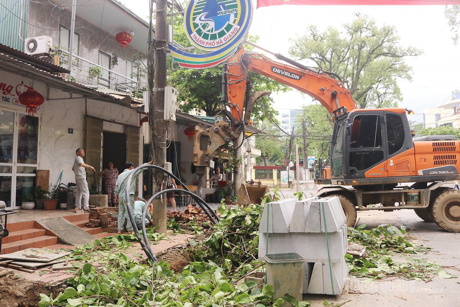 Ngày đêm đẩy nhanh tiến độ thi công các công trình tại phường Hà Giang 1