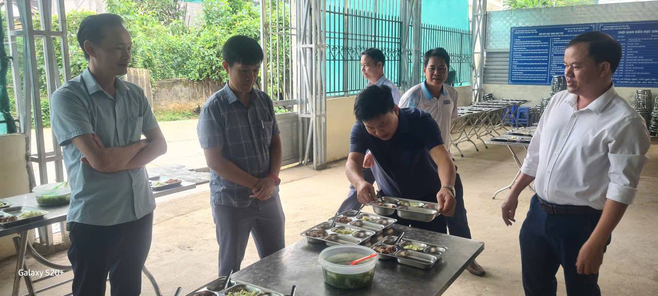 Kiểm tra, đánh giá bếp ăn tập thể tại các cơ sở giáo dục trên địa bàn xã Tân Tiến năm học 2026-2027