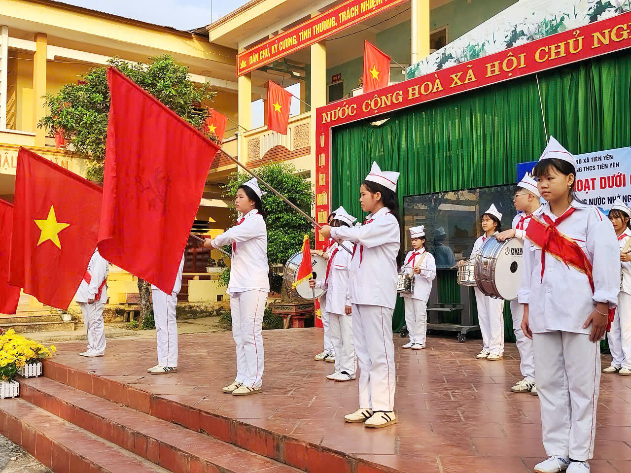 SINH HOẠT DƯỚI CỜ VỚI CHỦ ĐIỂM “UỐNG NƯỚC NHỚ NGUỒN” TẠI PHÂN HIỆU TRƯỜNG THCS TIÊN YÊN