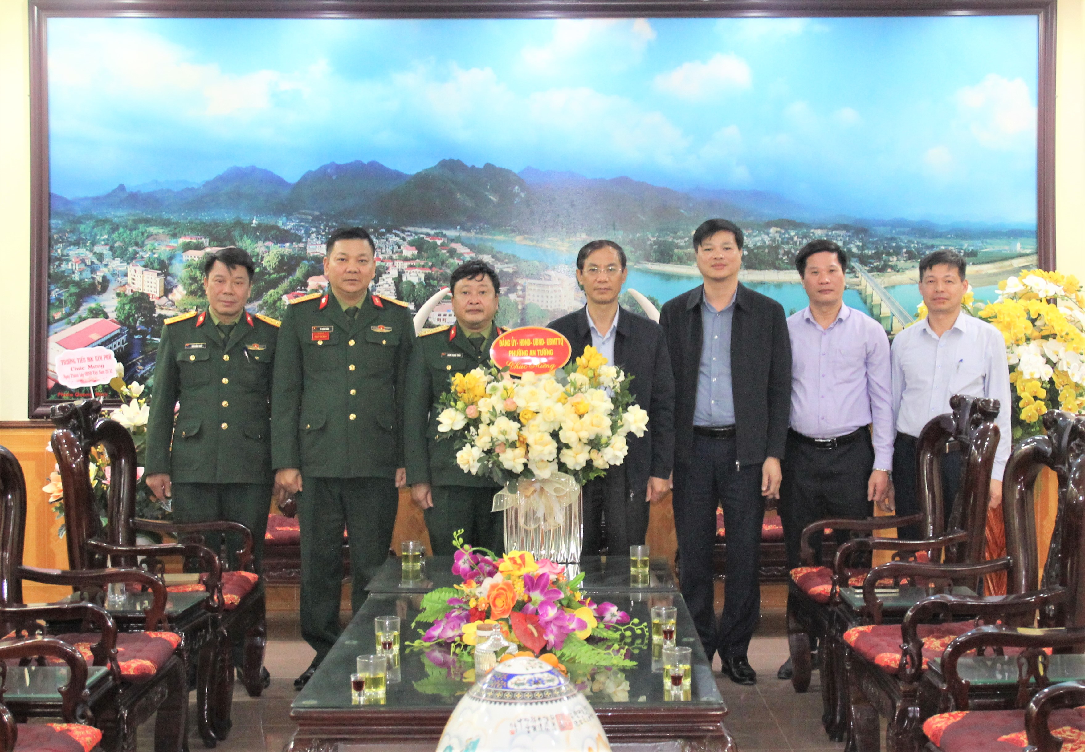 Các đồng chí lãnh đạo Đảng ủy, HĐND, UBND phường An Tường thăm, chúc mừng các đơn vị quân đội nhân kỷ niệm Ngày thành lập Quân đội Nhân dân Việt Nam