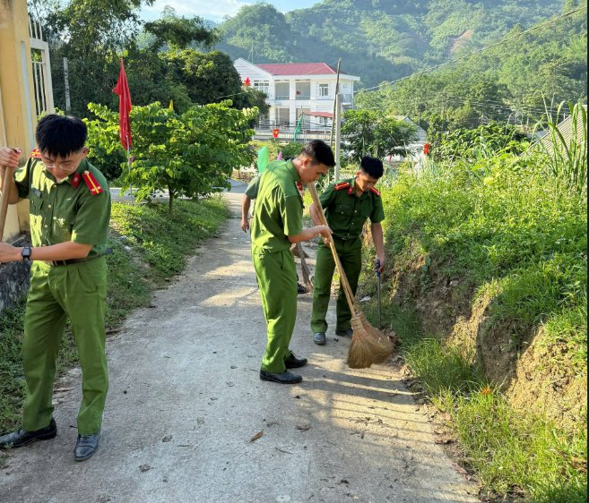 CÔNG AN XÃ TRI PHÚ HƯỞNG ỨNG “NGÀY CHỦ NHẬT XANH”