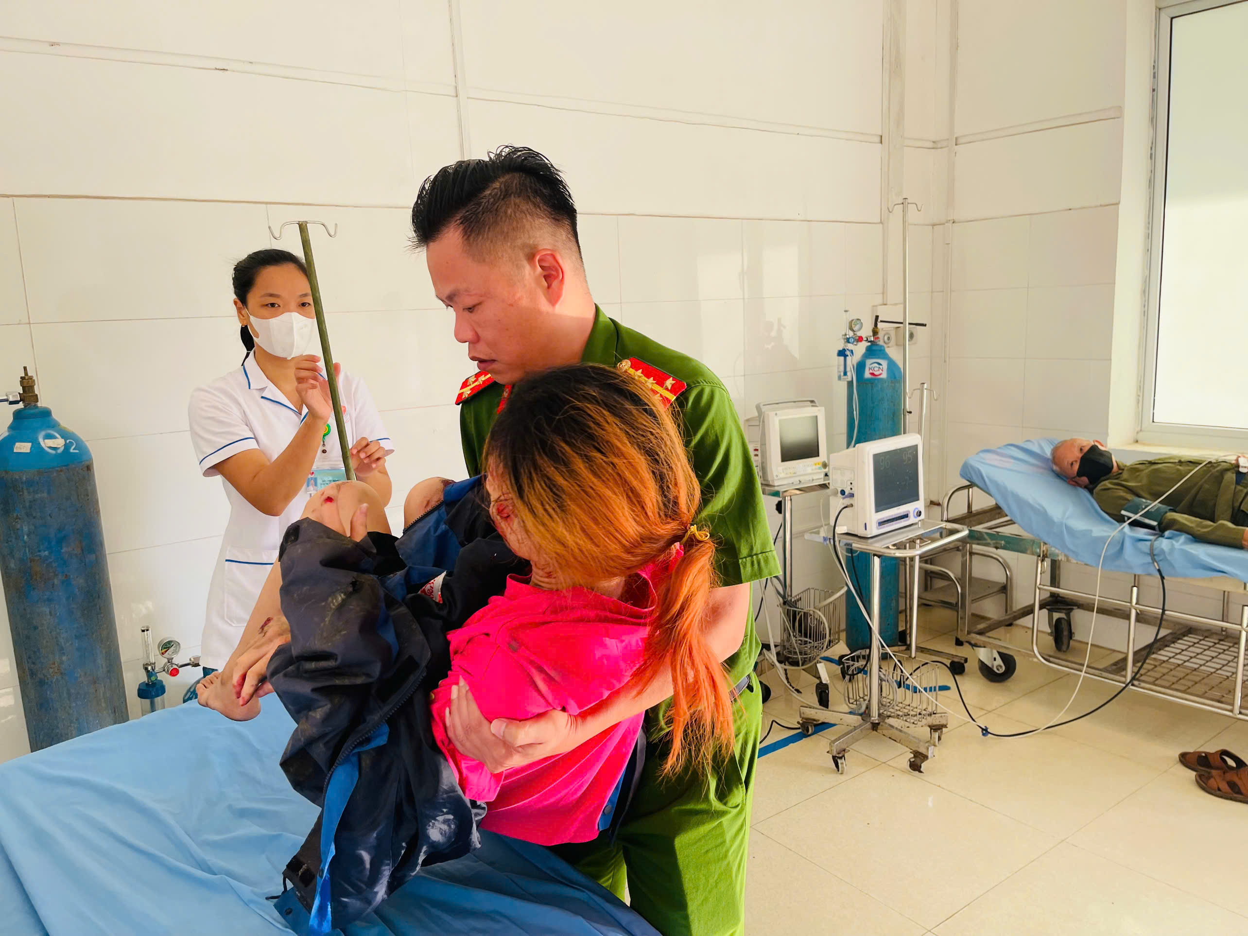 KỊP THỜI CẤP CỨU HAI MẸ CON GẶP TAI NẠN GIAO THÔNG TRÊN QUỐC LỘ 2