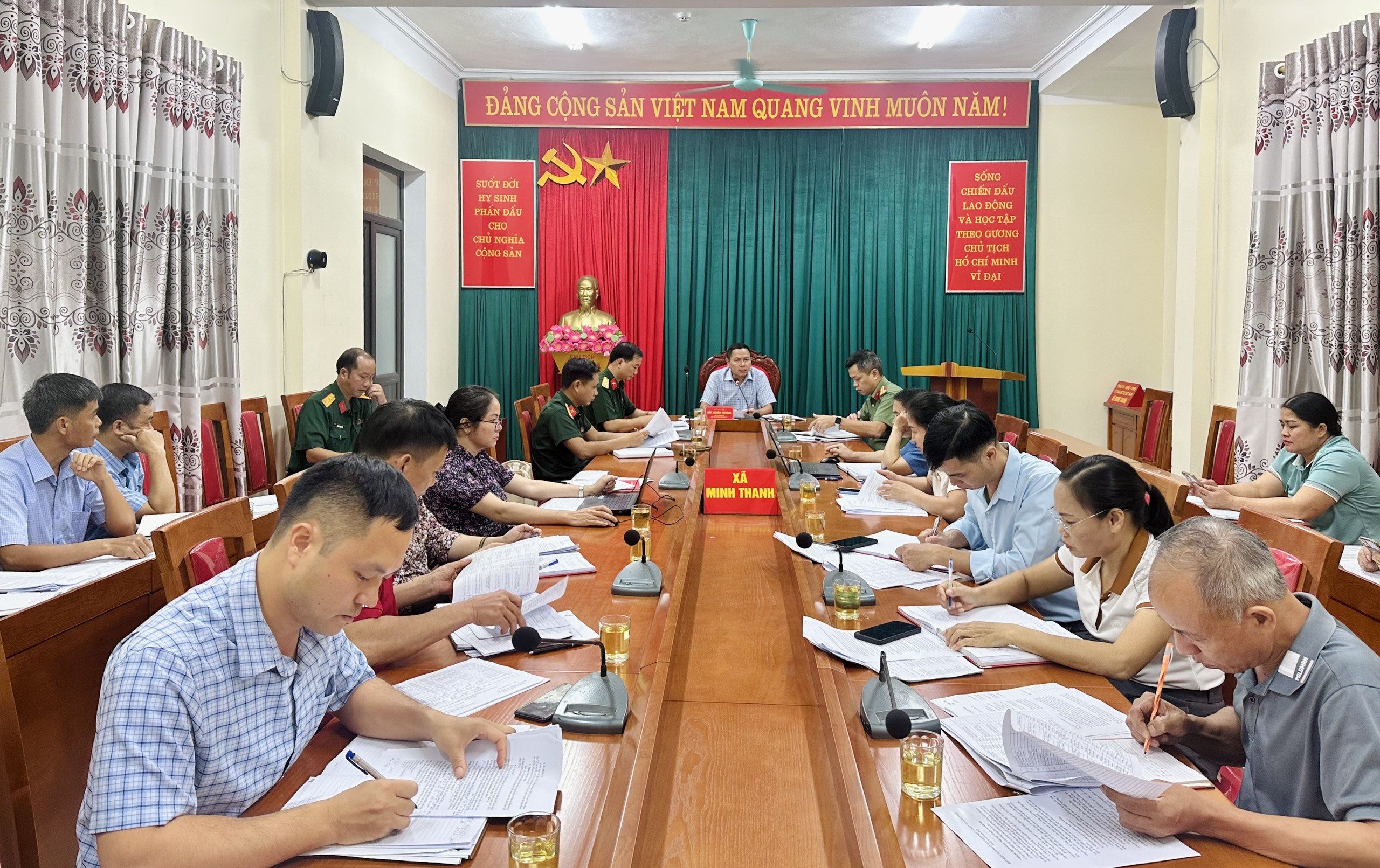 Hội đồng Nghĩa vụ quân sự xã Minh Thanh xét duyệt công dân đủ điều kiện khám sơ tuyển nghĩa vụ quân sự năm 2027