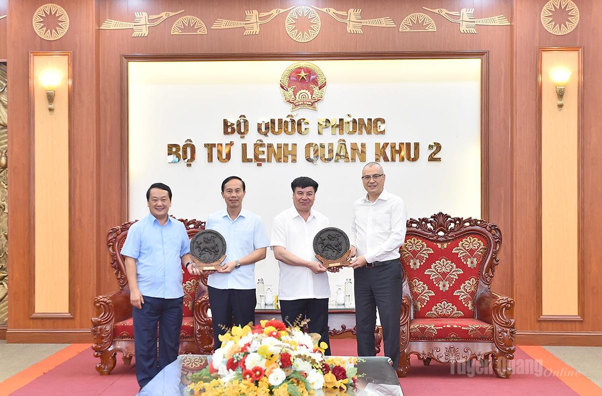 Ban Thường vụ Tỉnh ủy 2 tỉnh Tuyên Quang và Phú Thọ làm việc với Bộ Tư lệnh Quân khu 2